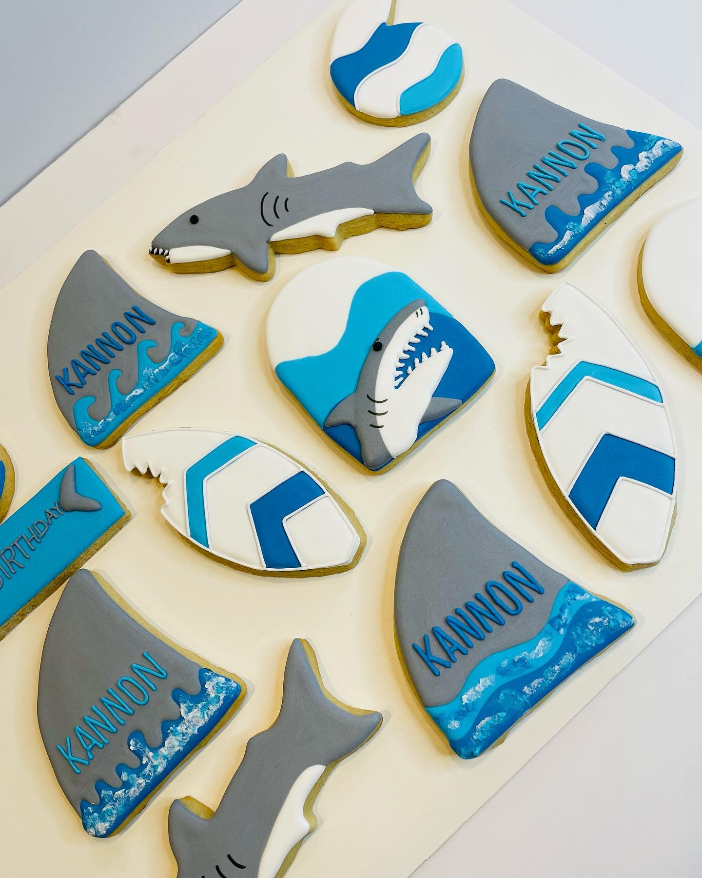 Shark cookies to match the shark cake in my previous post 🦈🌊💙

#sharkcakes #sharkcookies #mamaramsaysdesserts #mamaramsay #whenyoucalljustaskformama #beachcookies #Moderncake #customcakesatlanta #thebakefeed #bakestagram #bakinggoals #instayum #ma