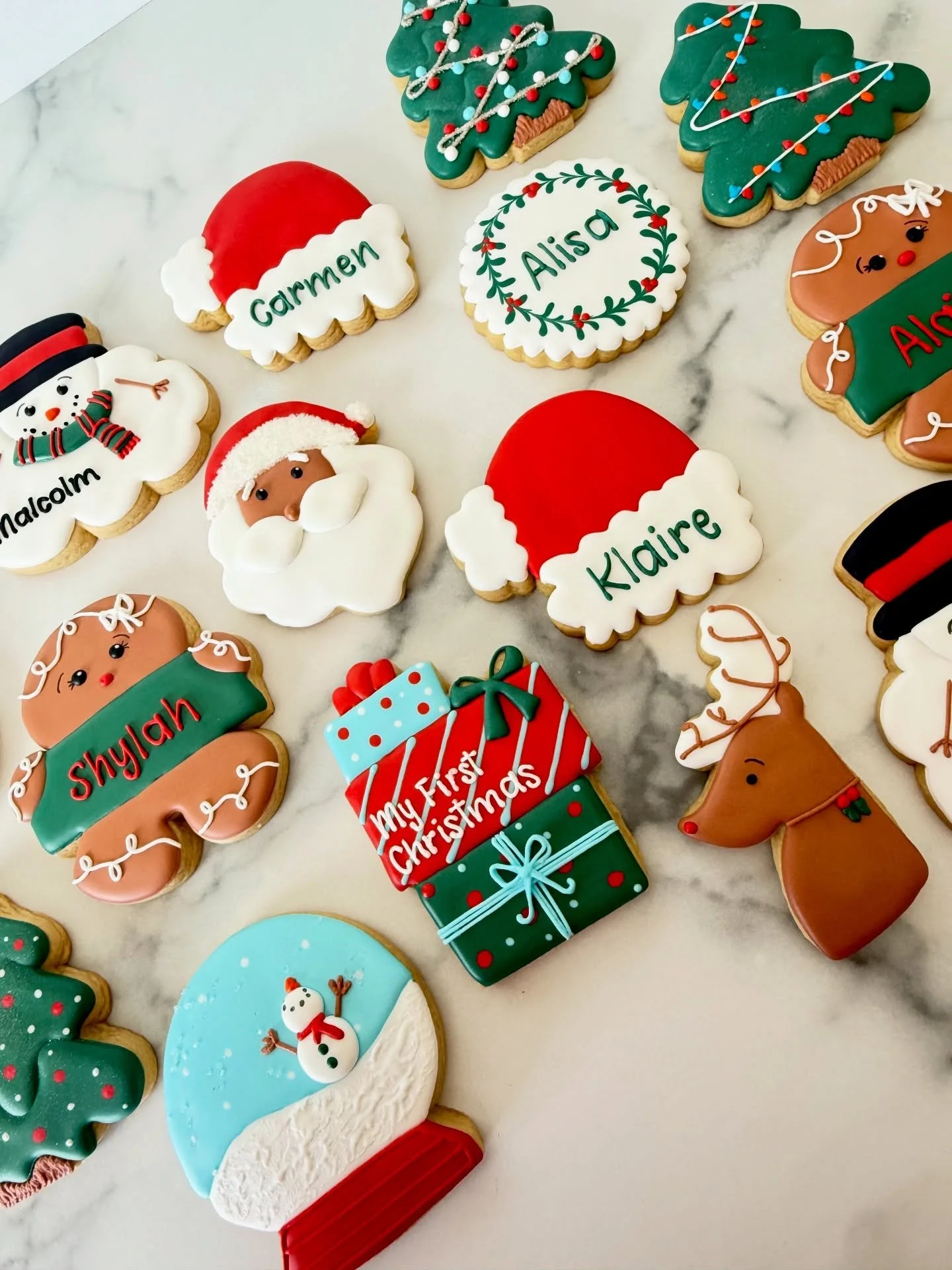 It&rsquo;s tiiiiiiiiiiime!!! Our Christmas treats sale is finally here! This year&rsquo;s offerings: 

Christmas Cookie Set, includes:
-6 decorated sugar cookies 
-Cookie designs vary and can be personalized upon request
-Comes in a white box with cl