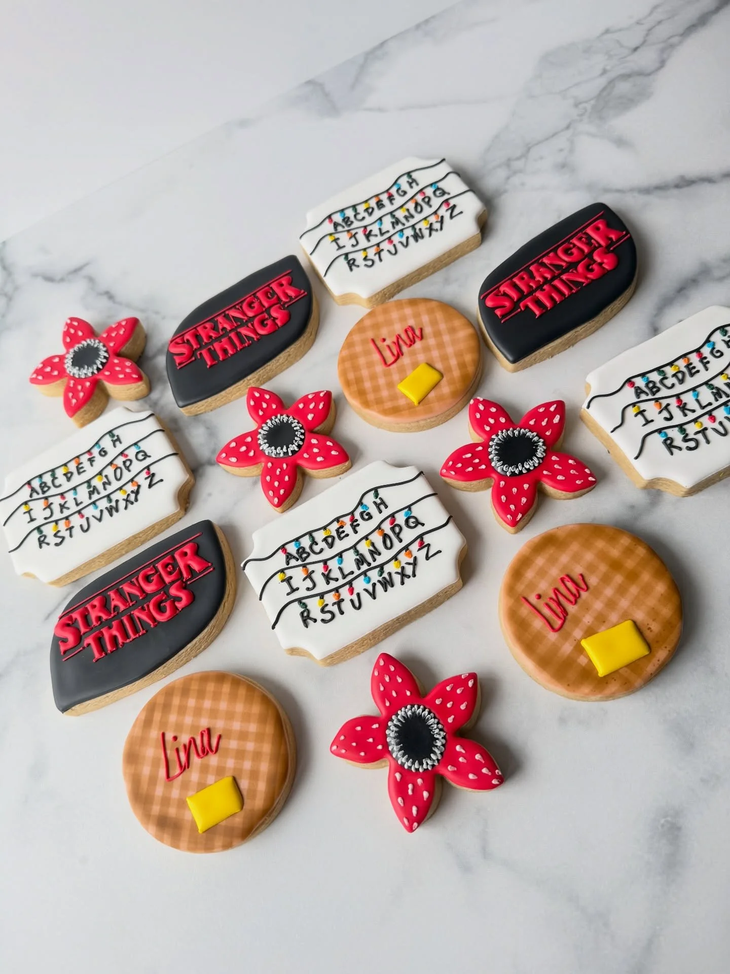 Stranger Things cookie set ❤️🖤🧇

#strangerthingscookies #customcookiesatl #birthdaycookies🍪