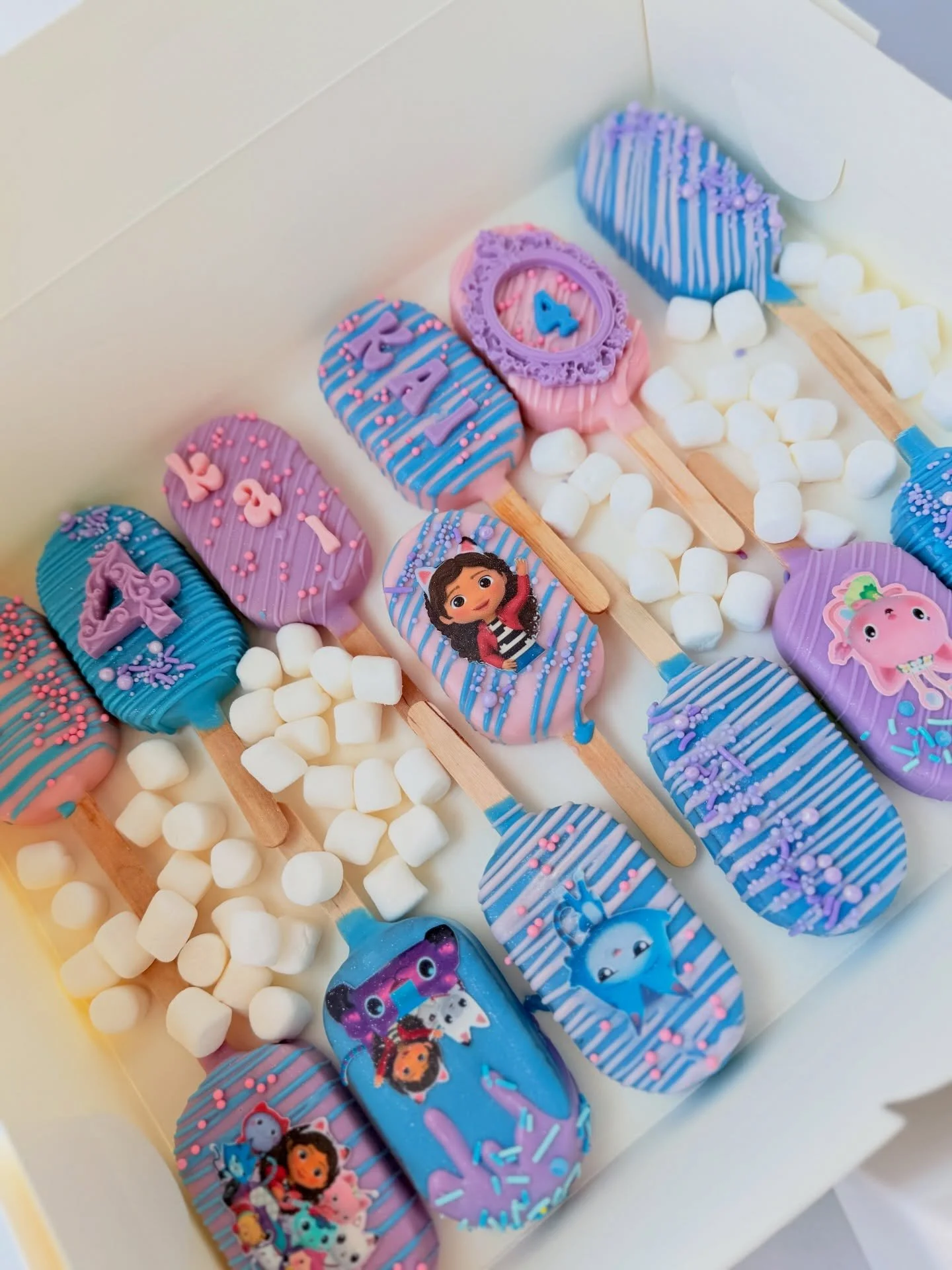 Gabby&rsquo;s Dollhouse Cakesicles 😻💕🎀

#gabbysdollhousecakesicles #gabbysdollhousebirthday #customcakesicles #customcakepopsatlanta