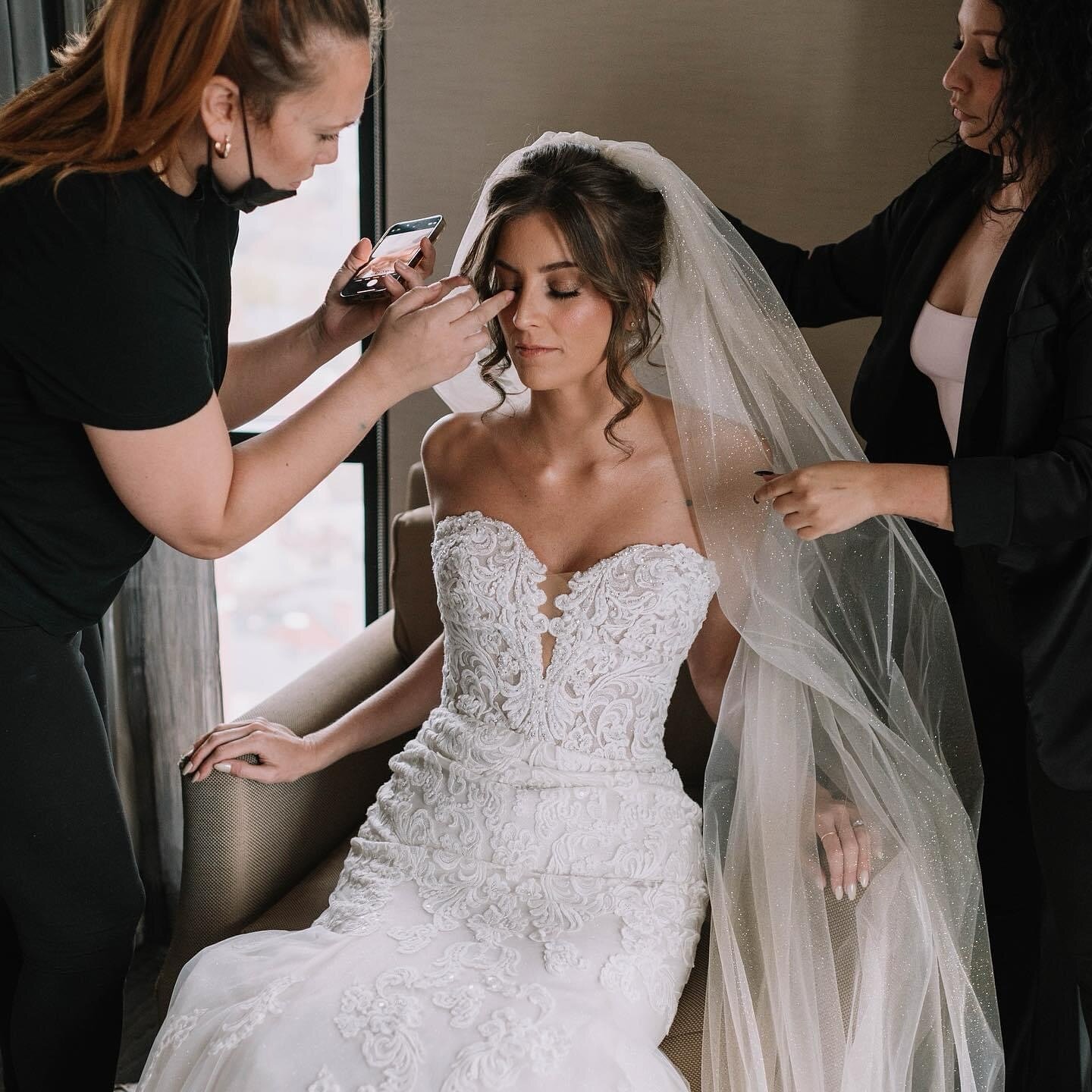 💍Behind the Scenes: Bridal Edition 💍

We have the prettiest brides 😍

Congratulations Alaina! 

Glam by @hausofbeautynh 
💄 @beautybyjessicatiffany 
💆🏽&zwj;♀️ @thairapybyalo 

📸 Photography by @carolinamarlesphotography 
.
.
.
#Salemnhmakeupart