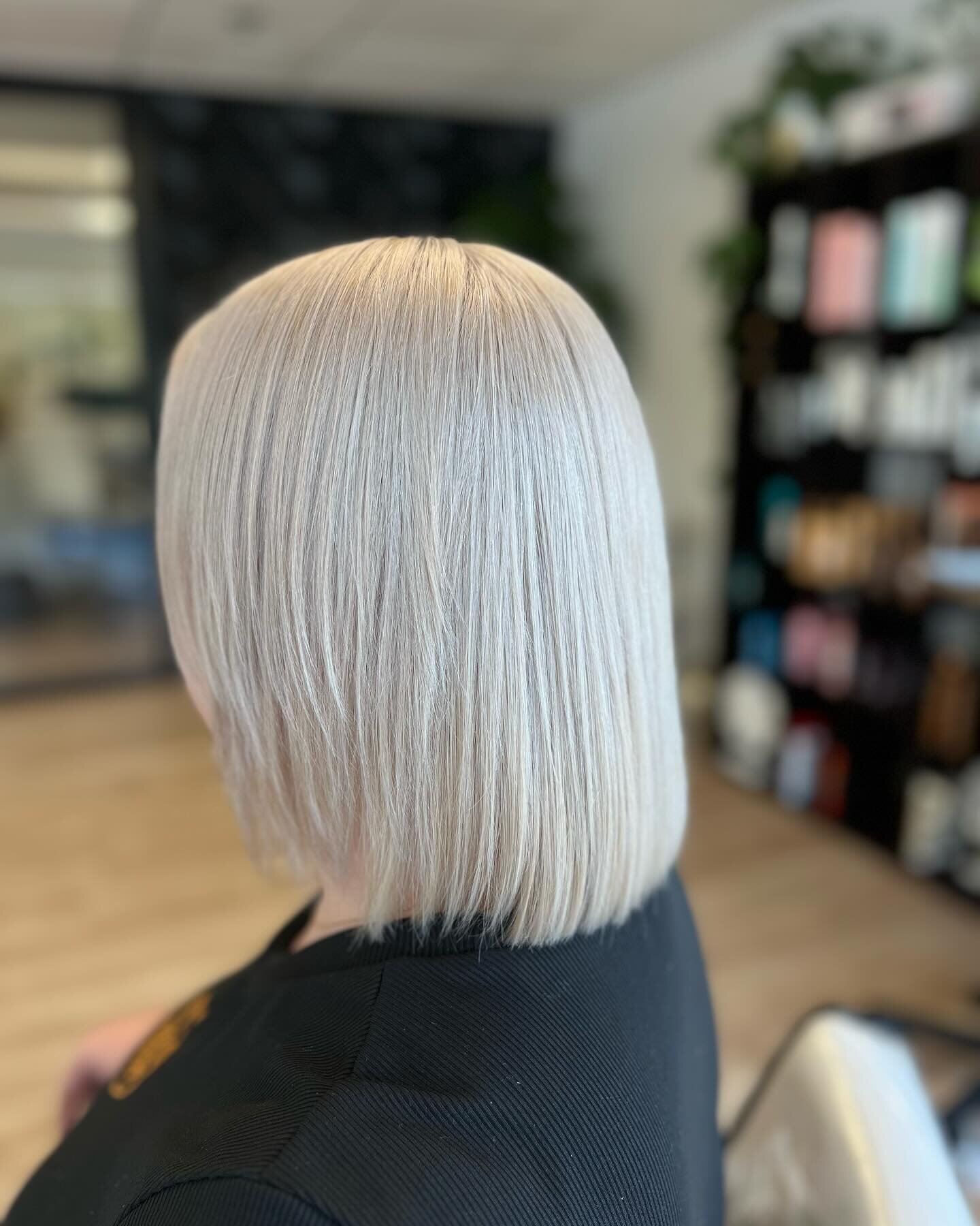 🤩Check out this Before &amp; After! 🤩

Results like this are possible because this client listened to expert colorist, @natalienicole_artistry &lsquo;s advice. She continued her recommended home care routine with @redken &lsquo;s Acidic Bonding Con