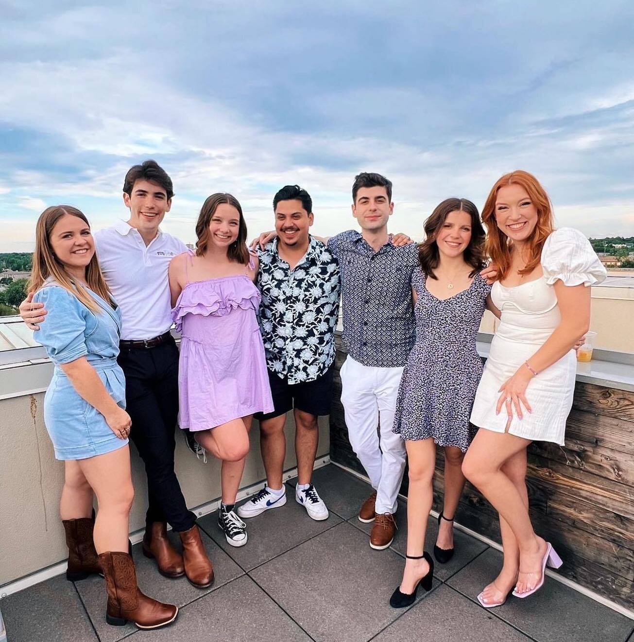 Friends, views, and rooftop fun &mdash; it doesn't get much better than a Sunday spent sipping drinks with great company! 🥂 #SundayFunday 

📸: @alicianoelnolley