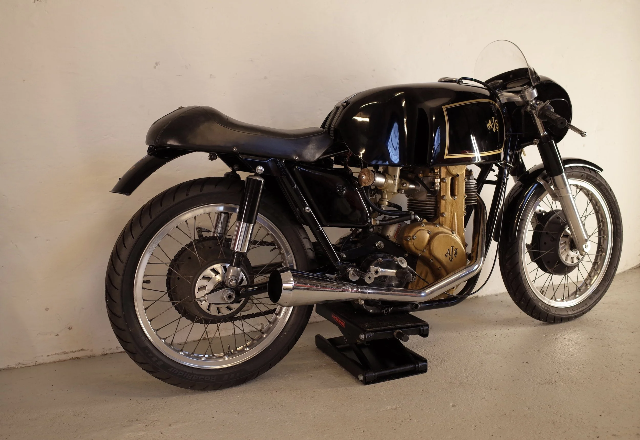 Ajs 7r