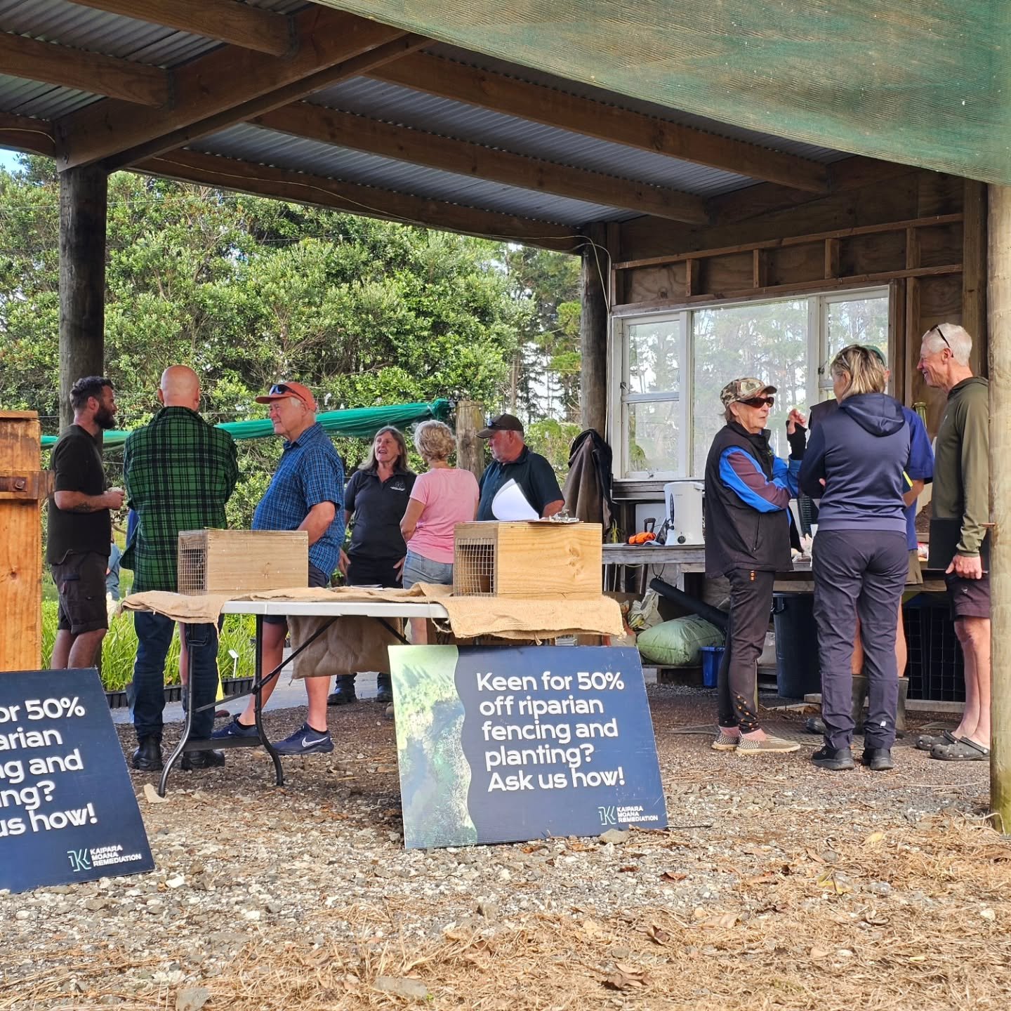 Fantastic to collaborate with @kaiparamoana @theforestbridgetrustnz and @the.native.project to help connect locals with projects and plants 🤝 Learnt heaps about the local ecology, even walked away with a copy of a thesis on northern #rata 🌳