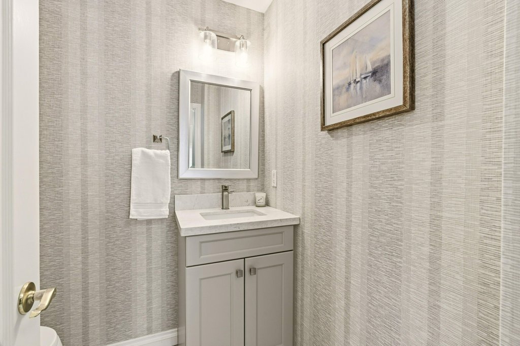 026-MAIN FLOOR_m.jpg