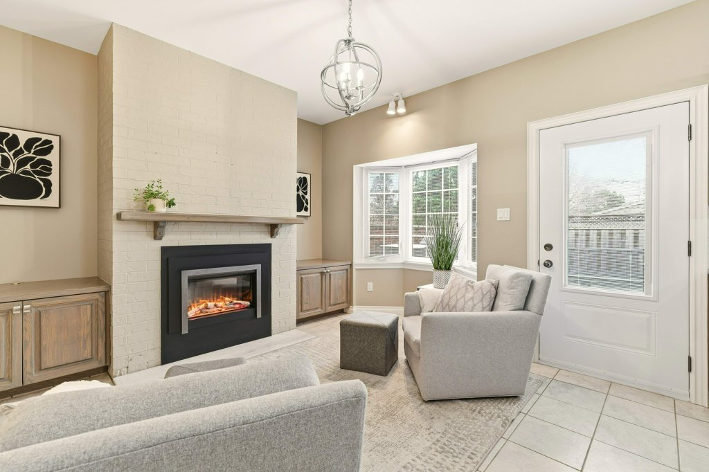 025-MAIN FLOOR-18_m.jpg