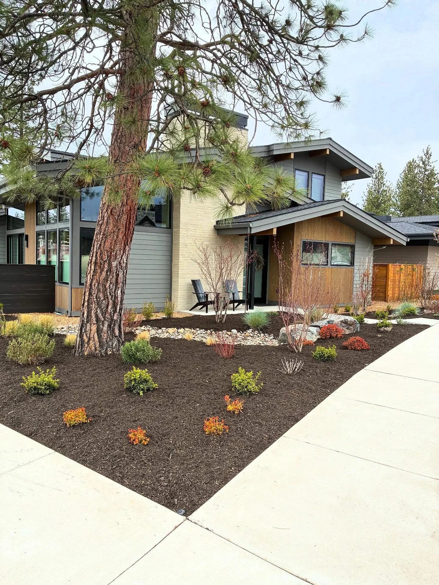 Mulch PARRRTTTYYY!! Threw down 11 yards of the high desert black to give these flowerbeds a little facelift😎

#Mulch #CentralOregon #DeckersLandscaping #BendOr