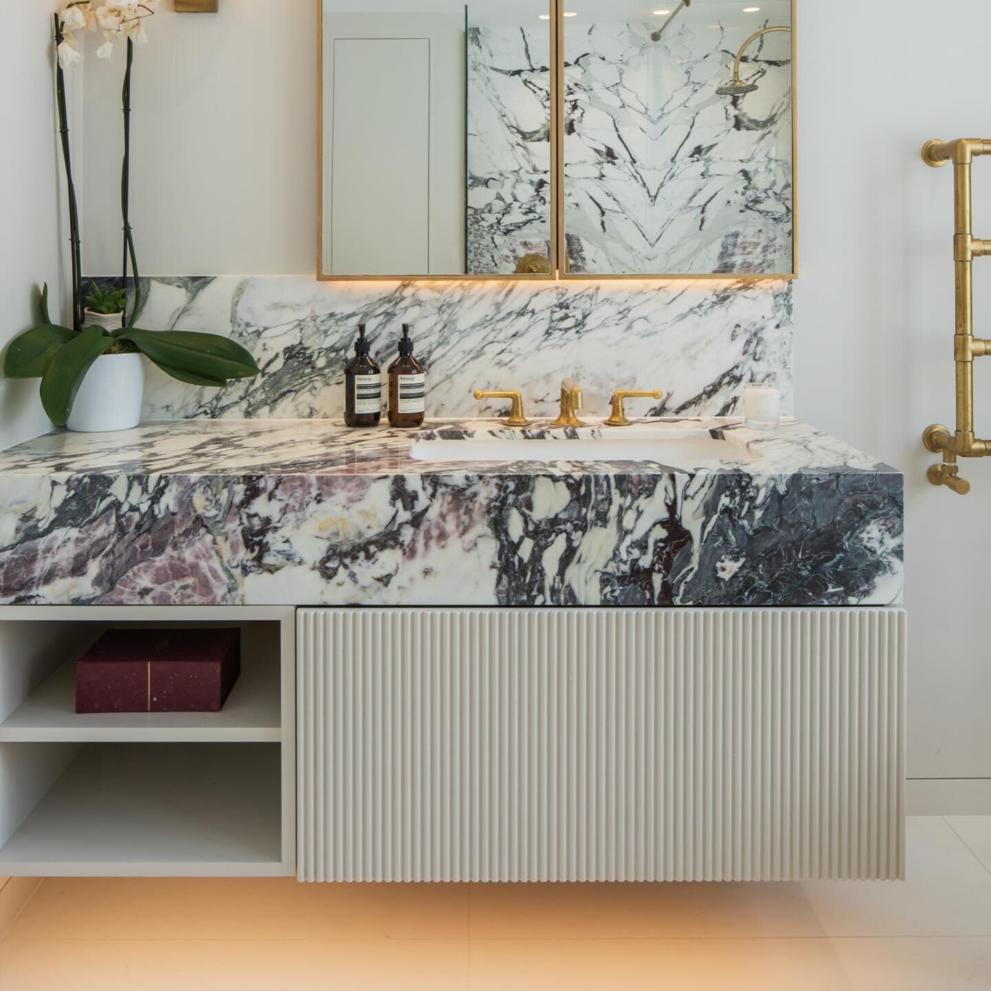 Floating vanities&hellip; yay or nay? 👇🏽Tell me your thoughts 👇🏽
&mdash;&mdash;&mdash;&mdash;&mdash;&mdash;&mdash;&mdash;
#bathroomrenovation 
#bathroommakeover #bathroomremodel #bathroomupgrade
#bathroomdesign #bathroomdesignideas #bathroominspi