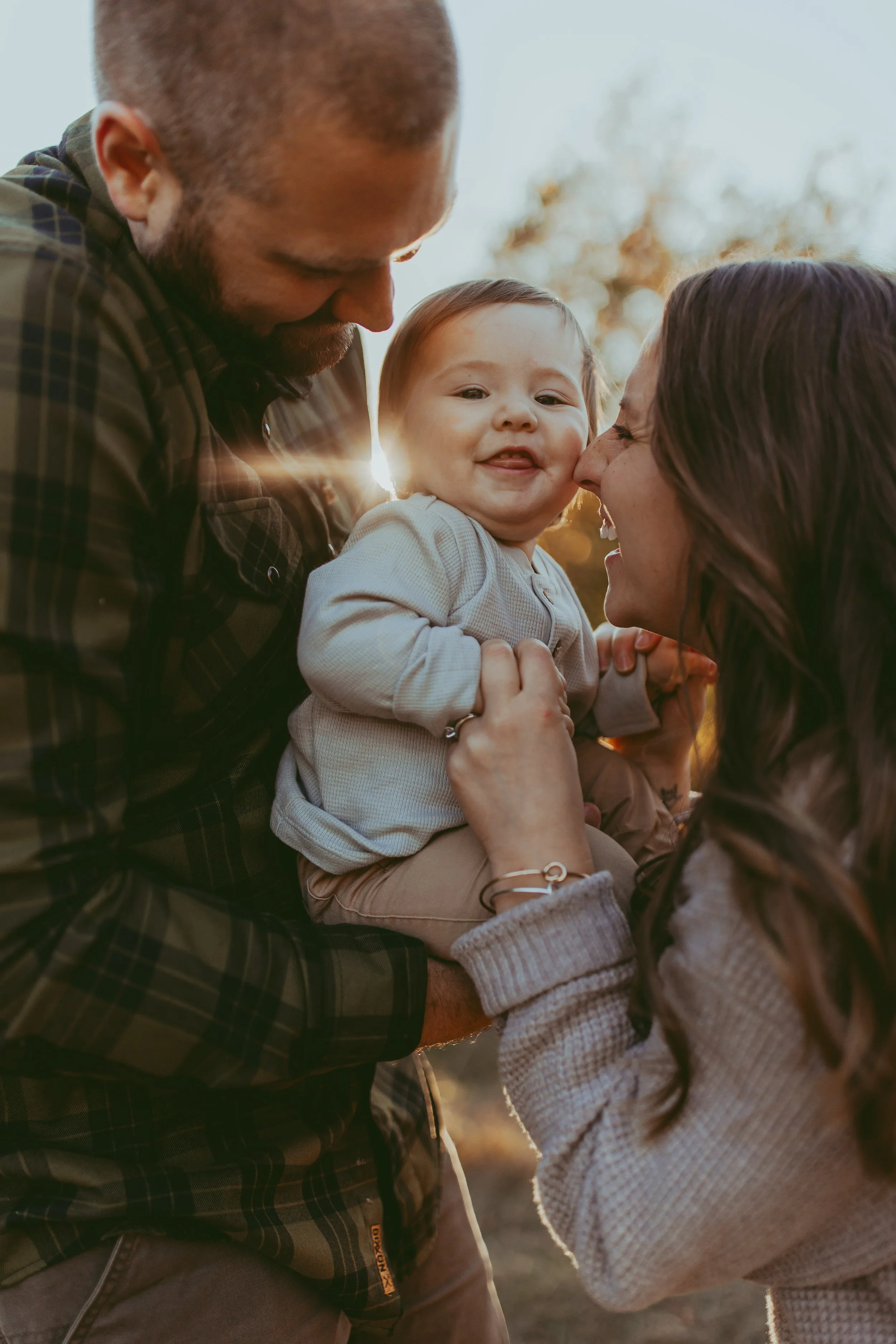 Vermont-baby-family-photographer-tegan-coley-in-field-snuggling