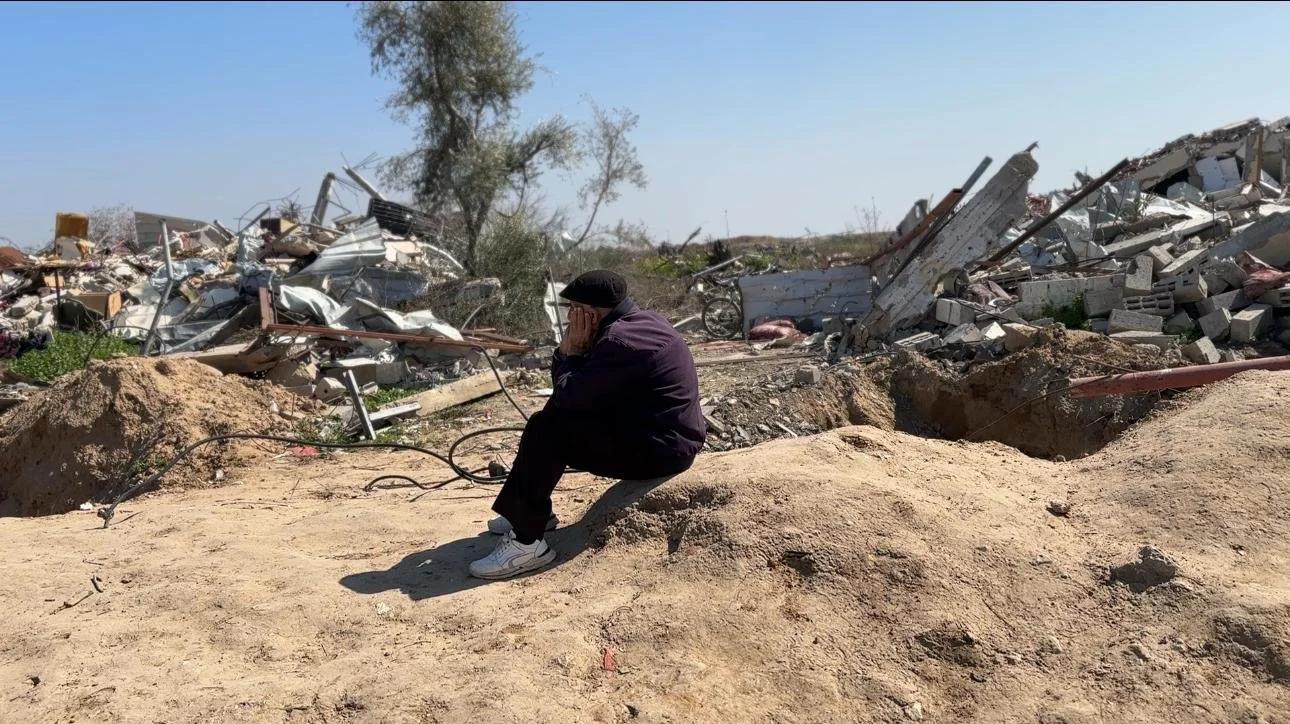 AJ-18 | 5x7 | $50.

Please email incubator@artsconnectinternational.org for sales