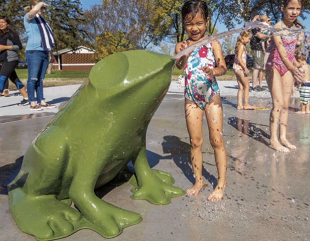 $9,435
Kids will be drawn to the Splash Pack Frog. This friendly creature emits a fan spray water effect from its mouth.