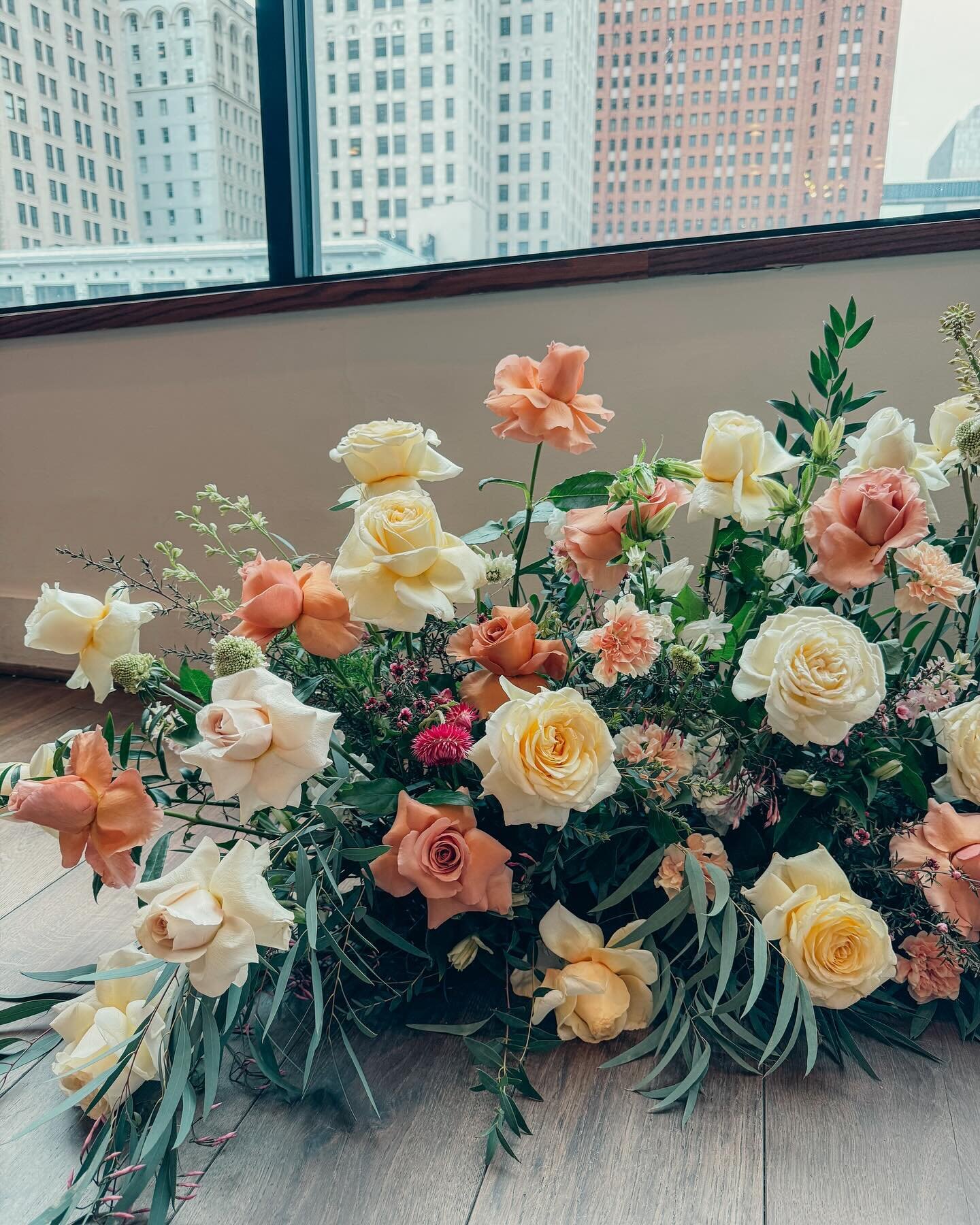 Welcome back, wedding season 🥰✨

Here&rsquo;s to beauty, excellence and tons of fun 🥂

.
.
#weddingflowers #ceremonyflowers #weddingflorist #detroitwedding #detroitweddingflorist #eventdesign #weddingplanning