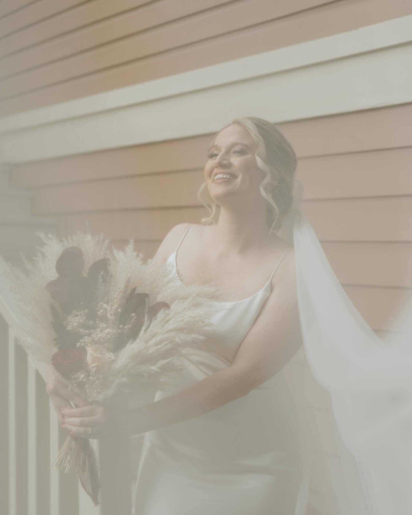 when your vision comes to life on your wedding day, your bridal portraits will show it. it will show in the aesthetics, but more importantly it&rsquo;ll show it in your face, with happiness glow all over you! ✨ 

#coloradoweddingphotographer #denverw