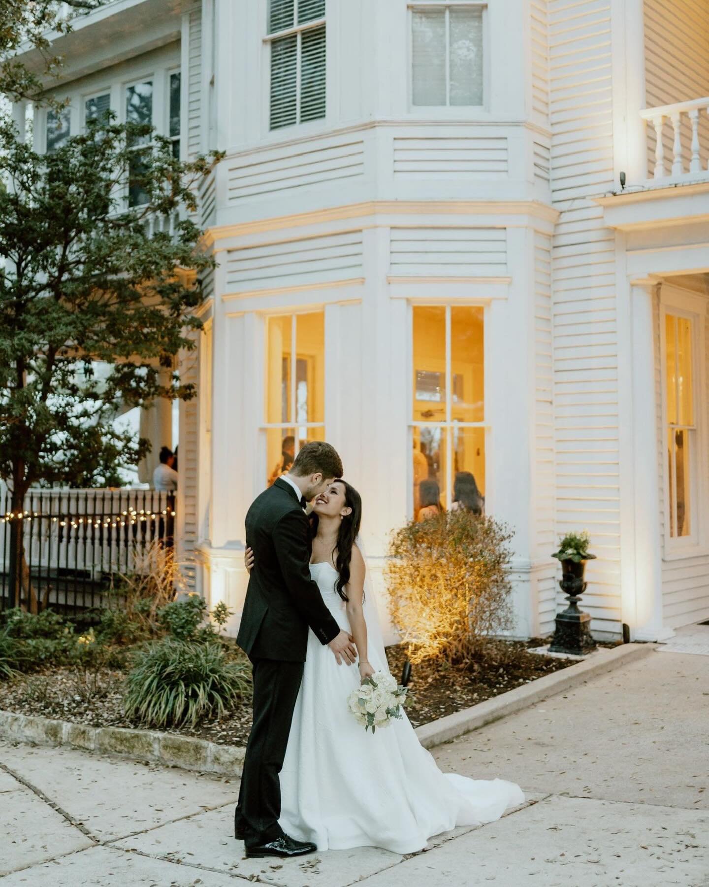 Adding a dash more of perfection to the mix - Now that I&rsquo;m officially back to the office, let&rsquo;s keep chatting about the first wedding of the year back in February. Remember that dress with a mind of its own? Well, A&amp;R&rsquo;s Austin w