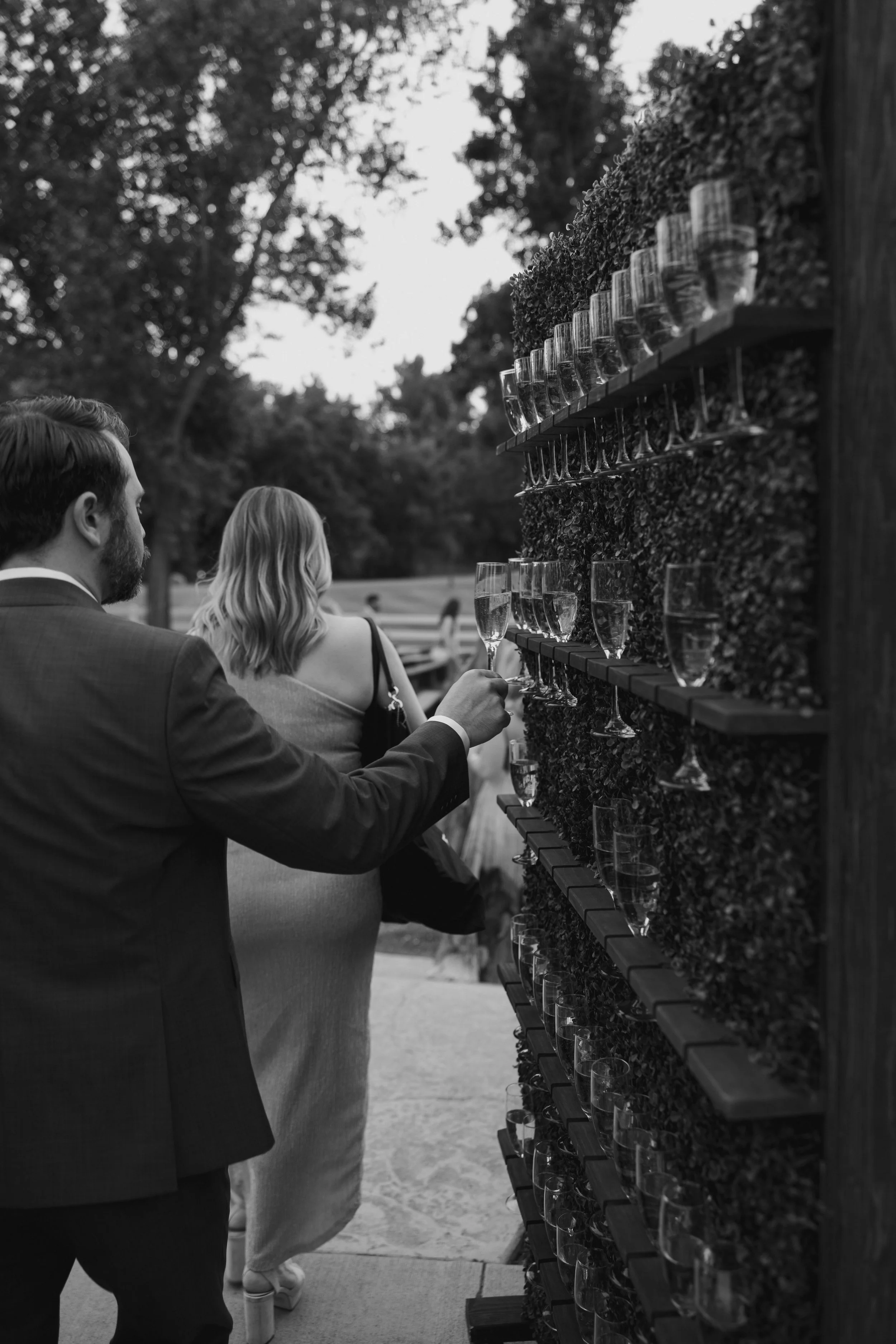 wedding guests grabbing champagne 