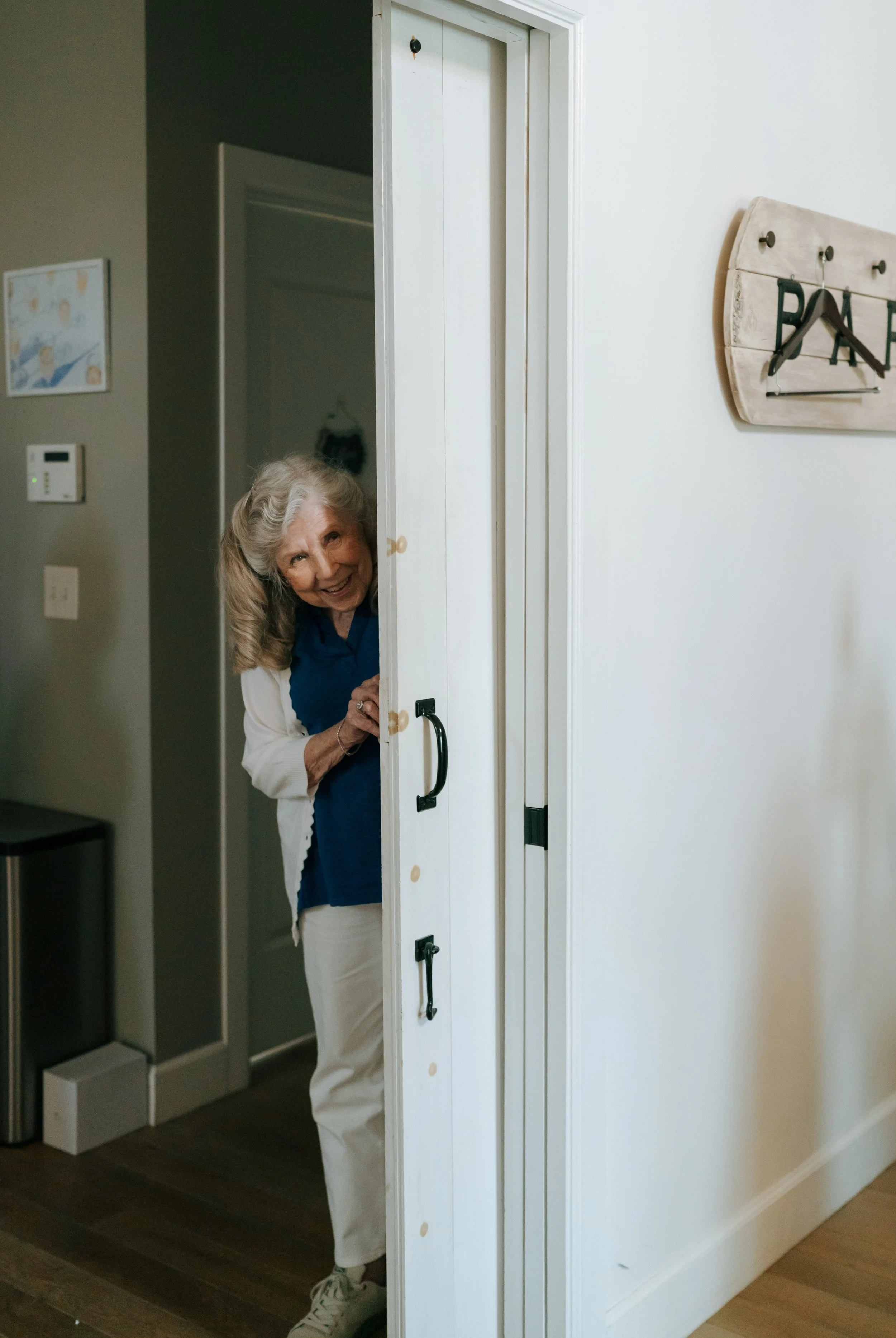 bride's grandma seeing her for the first time