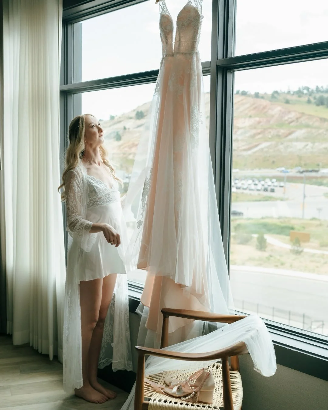 The beginning of a wedding day always feels like its own little world.
Music playing.
Dresses hanging.
Champagne popping in the bathtub (as it should be).
There&rsquo;s laughter&hellip; a few nerves&hellip;
and all these tiny moments building up to s