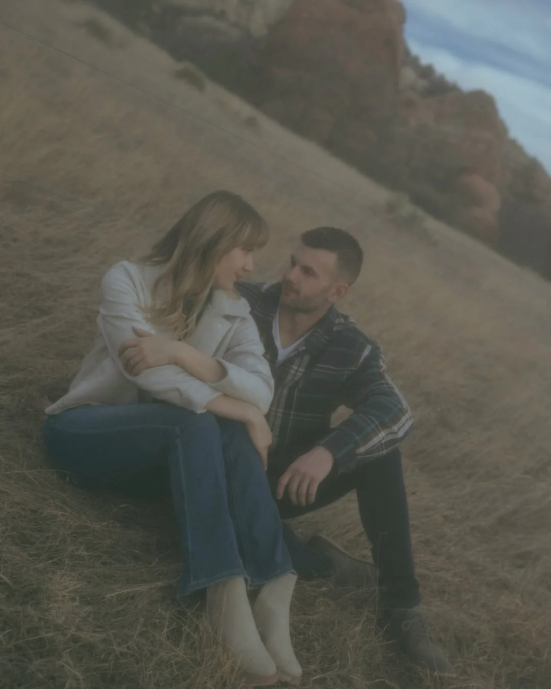 We planned for snow. We got bare bushes and golden winter grass instead. And honestly? I wouldn&rsquo;t change a thing. ✨🤍

#coloradoengagementphotographer #denverphotographer