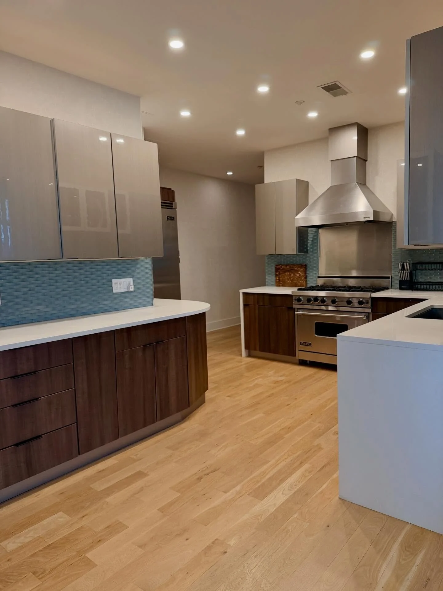 There&rsquo;s a big difference between unpacking and organizing.

Our client moved into a beautiful new apartment, but the kitchen? It needed a little MACMOM magic. 🪄🪄

We stepped in to:
✔️ Edit
✔️ Create zones
✔️ Label

Now everything finally make