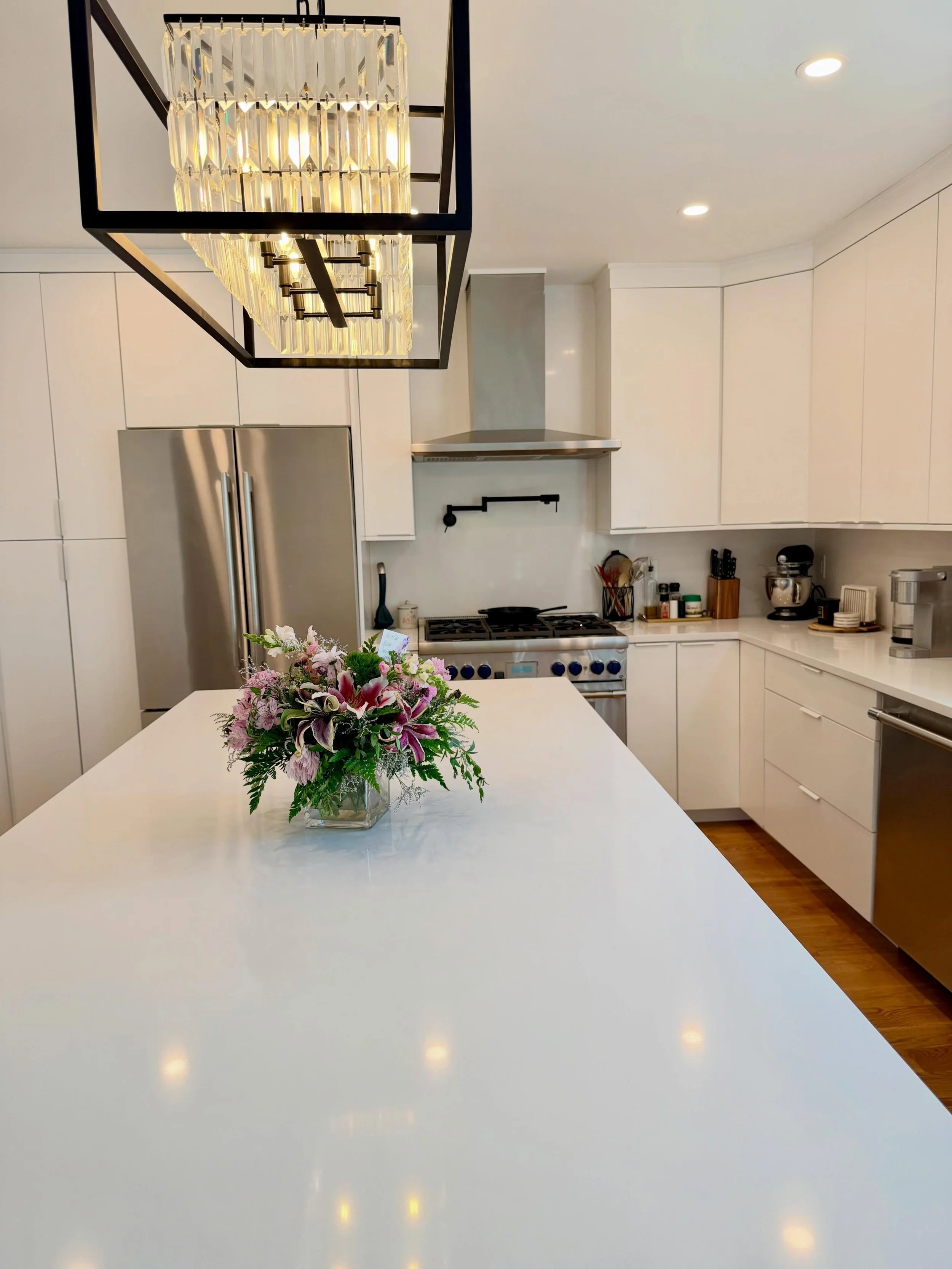 Having the MACMOM team unpack is like returning from a vacation&mdash;everything is organized, in its place, and ready for you to enjoy. 😌🙌🏻

The kitchen is the heart of the home&mdash;and one of the first spaces that should be unpacked after a mo