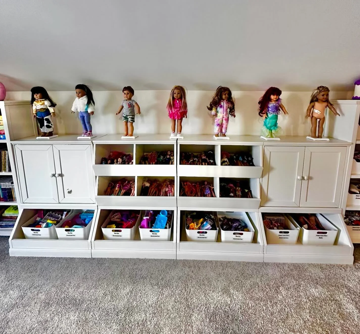 Sometimes you just need a helping hand&hellip; 🙌🏻🙌🏻

This family needed help unpacking their playroom and turning it into the ultimate American Girl Doll + Barbie extravaganza! 💕🎀

We sorted, categorized, and labeled everything to create a spac
