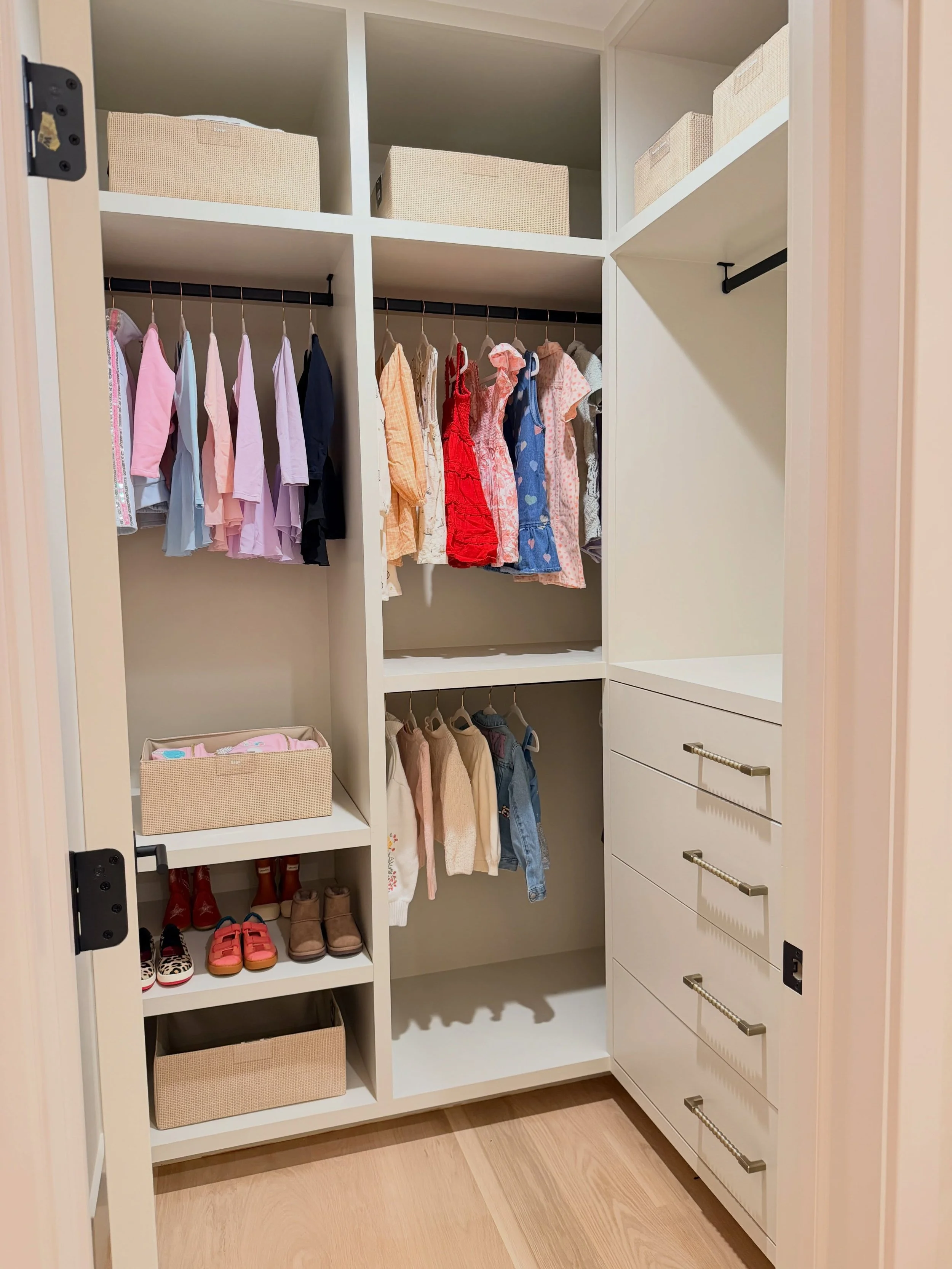 Back-to-school season is here&mdash;and it&rsquo;s the PERFECT time to reset your kids&rsquo; closets! 🎒👚👖

Want easier mornings and fewer &ldquo;I have nothing to wear!&rdquo; moments? Try these simple closet resets:

🩷 Categorize clothes &mdash