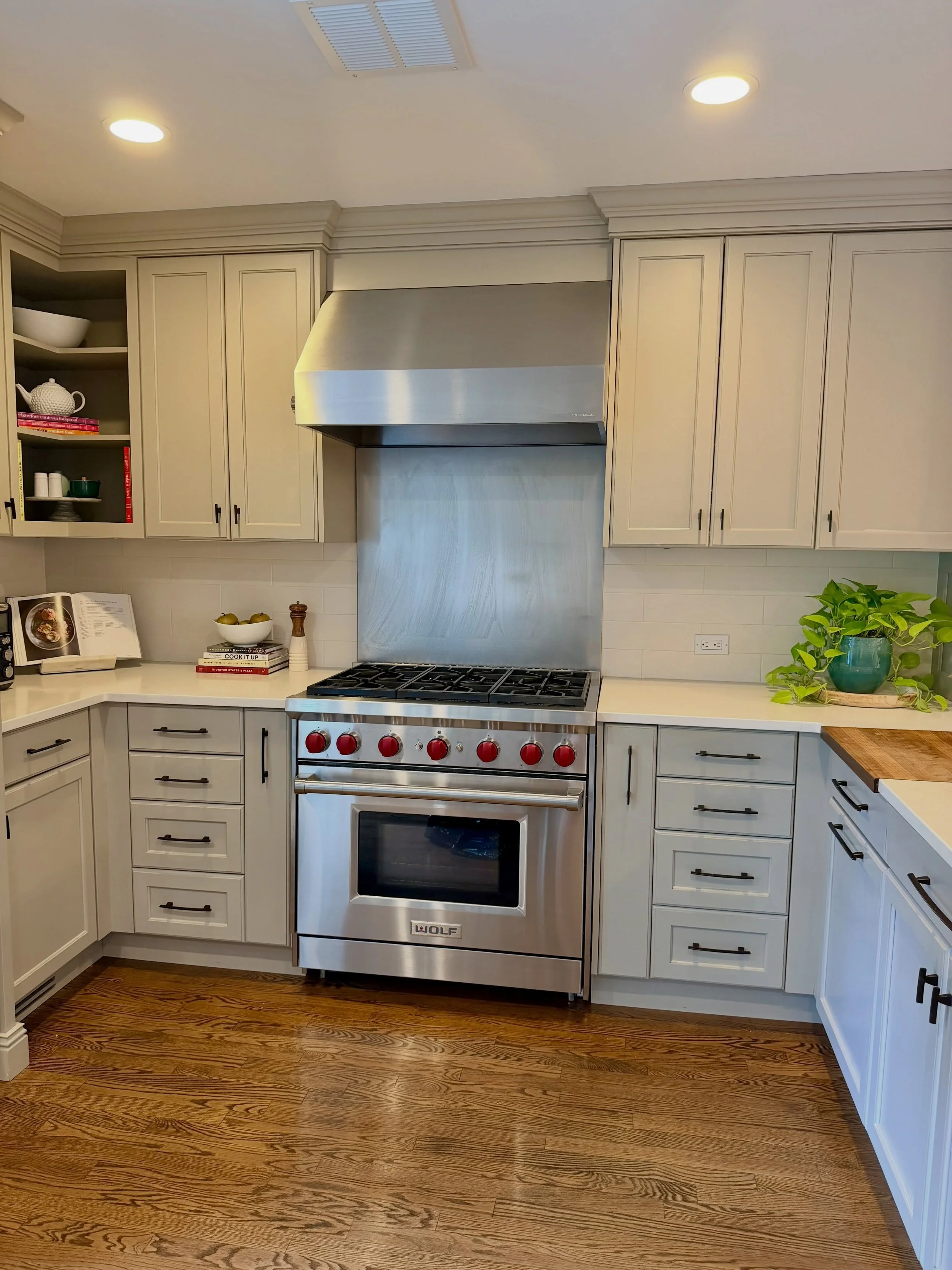 🏡 THE KITCHEN SELLS THE HOUSE! 🤩

The kitchen is often one of the first spaces buyers notice, so presentation matters!

The MACMOM team decluttered, staged, and styled this kitchen&mdash;and the home sold FAST and ABOVE ASKING! 🎉🙌🏻

Getting read