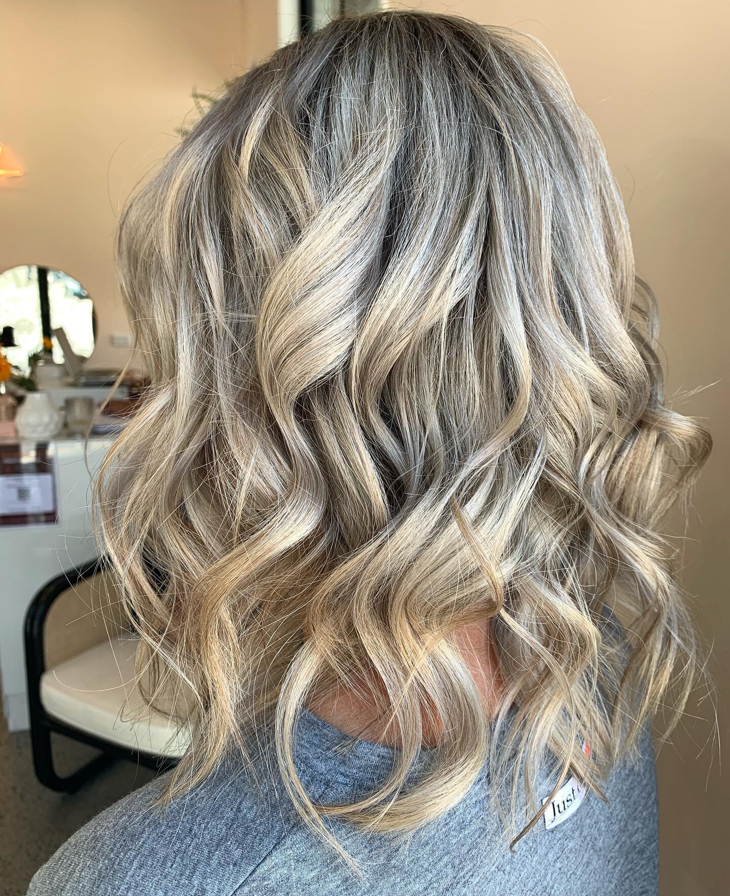 Wanting your blonde to look icy ❄️ cool? Adding some depth in the right places will make your blonde look light and glowy! Still a few spaces left for the year check out our website for availabilities, pricing and book online. 
.
.
.
.
#brisbanelife 