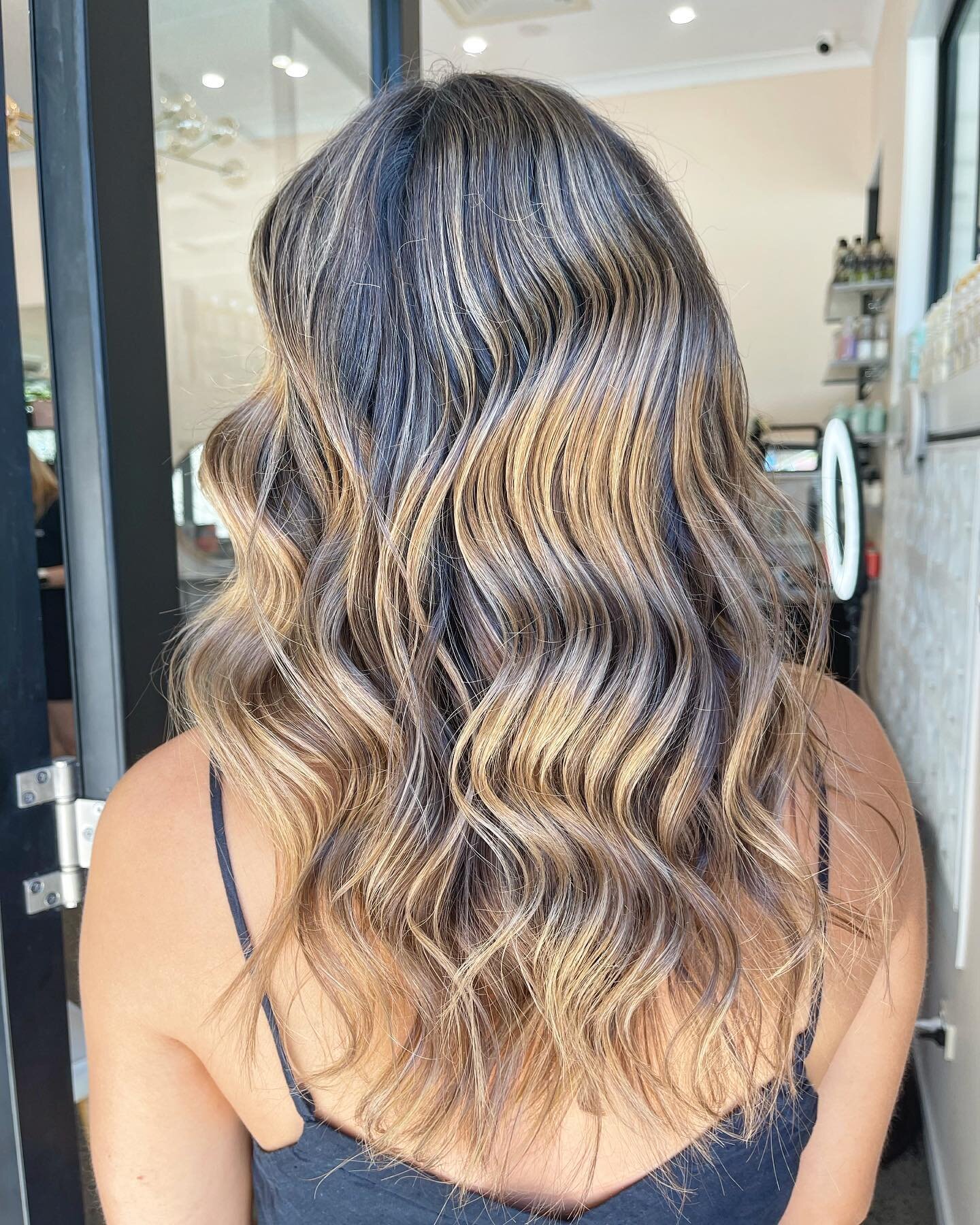 Bronzed blonde.  Does the natural light make mirror like reflections on your hair? Check out this gloss up 🤤
.
.
.
.
#bronde #balayage #glossup #shiny #artdeco