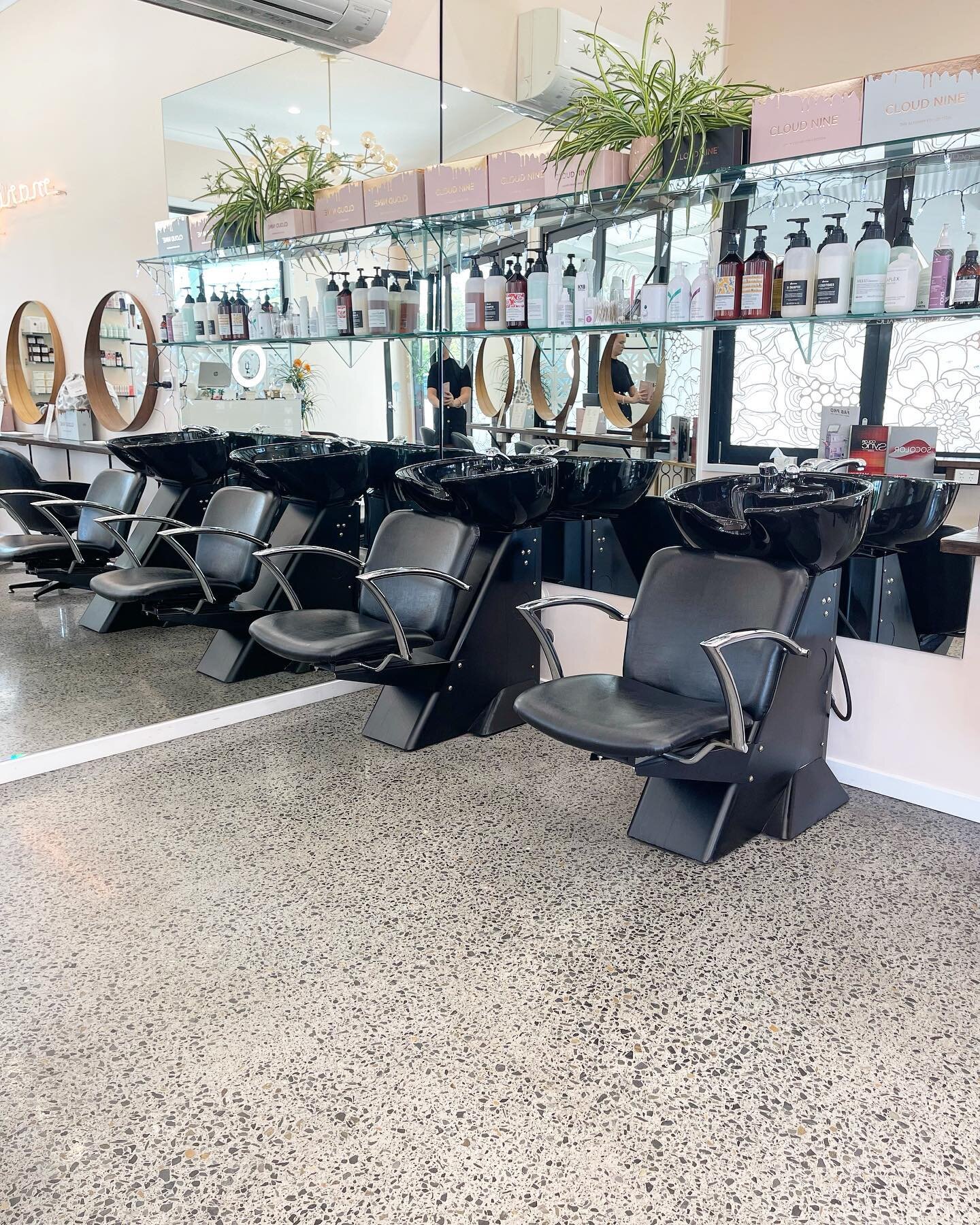 Where the magic happens 💆🏼&zwj;♀️ All of our treatments come with a 10/10 head massage which is rumoured to trump a full body massage 🥰
.
.
.
.
#beachblonde #mirrorwall #fern #polishedconcrete #hairsalon