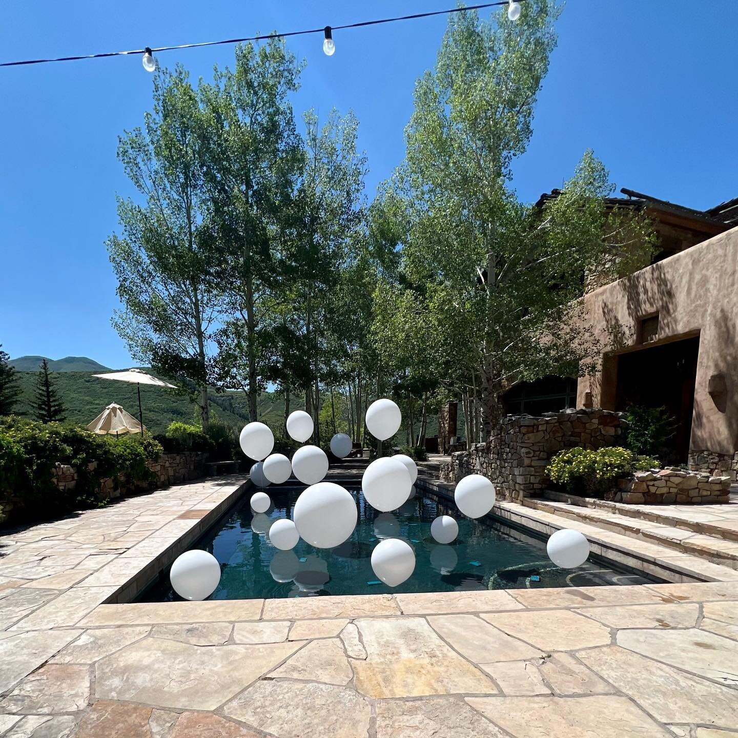Helium Balloons in multiple sizes for this custom pool install 🤍