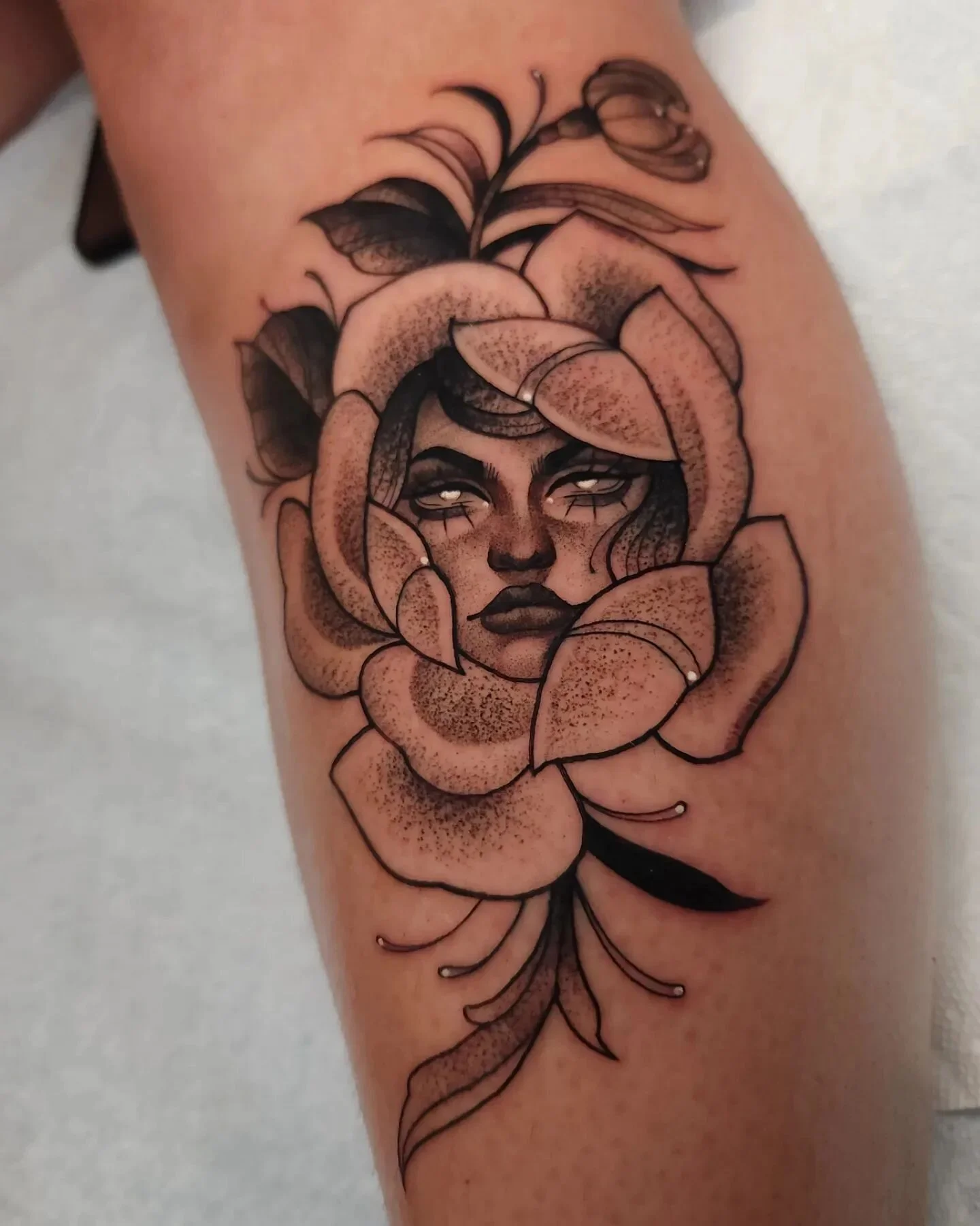 My favorite things to tattoo, lady faces and flowers!! Had a blast making this for Stephanie!!! Loved doing the combo of smooth b&amp;g + stipple ❤️ thanks for looking!
.
.
.
Book @ ilenagonzaleztattoo.com
.
.
.
#empireinks#musotoku#axysrotary#peakne