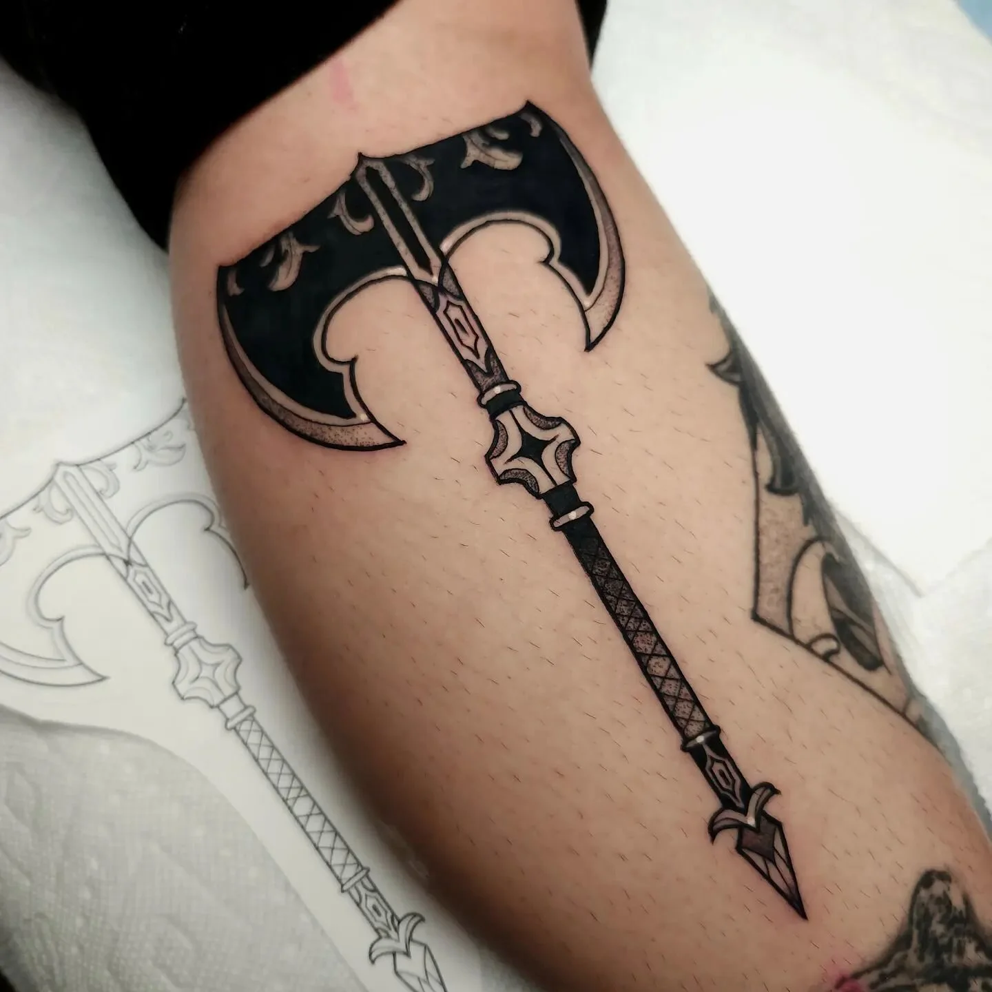 Battle axe from my flash for my Twin ❤️❤️⚔️🗡️🗡️ thanks so much @ileneenid  for sitting tough, I know this one was pretty ouchhy! Thanks for looking!
.
.
.
Book @ ilenagonzaleztattoo.com
.
.
.
#empireinks#musotoku#axysrotary#peakneedles#ohiotattooer