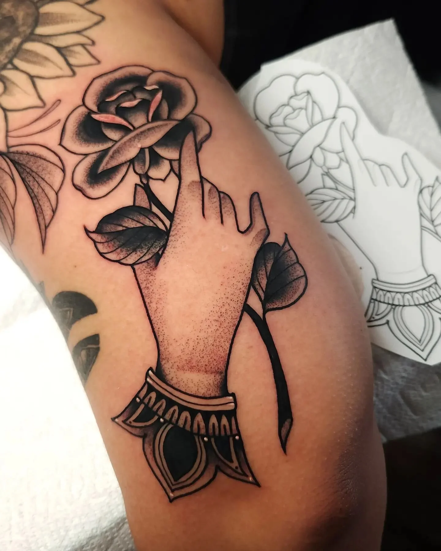 Something from my flash! Thanks so much Kiara for getting cool stuff and letting me tattoo you ❤️❤️❤️ had a blast making this ❤️❤️ thanks for looking!
.
.
.
Book @ ilenagonzaleztattoo.com
.
.
.
#empireinks#musotoku#fkirons #creamtattoosupply #creamne
