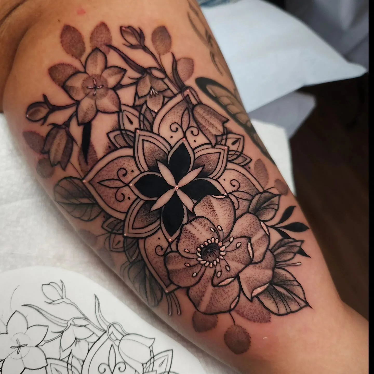Floral done for Kiara that I did awhile back! Had a blast making lovely flowers to fill up this up🥰🥰❤️❤️ thanks for looking!
.
.
.
Book @ ilenagonzaleztattoo.com
.
.
.
#empireinks#musotoku#fkirons #creamtattoosupply #creamneedles #ohiotattooers#fem