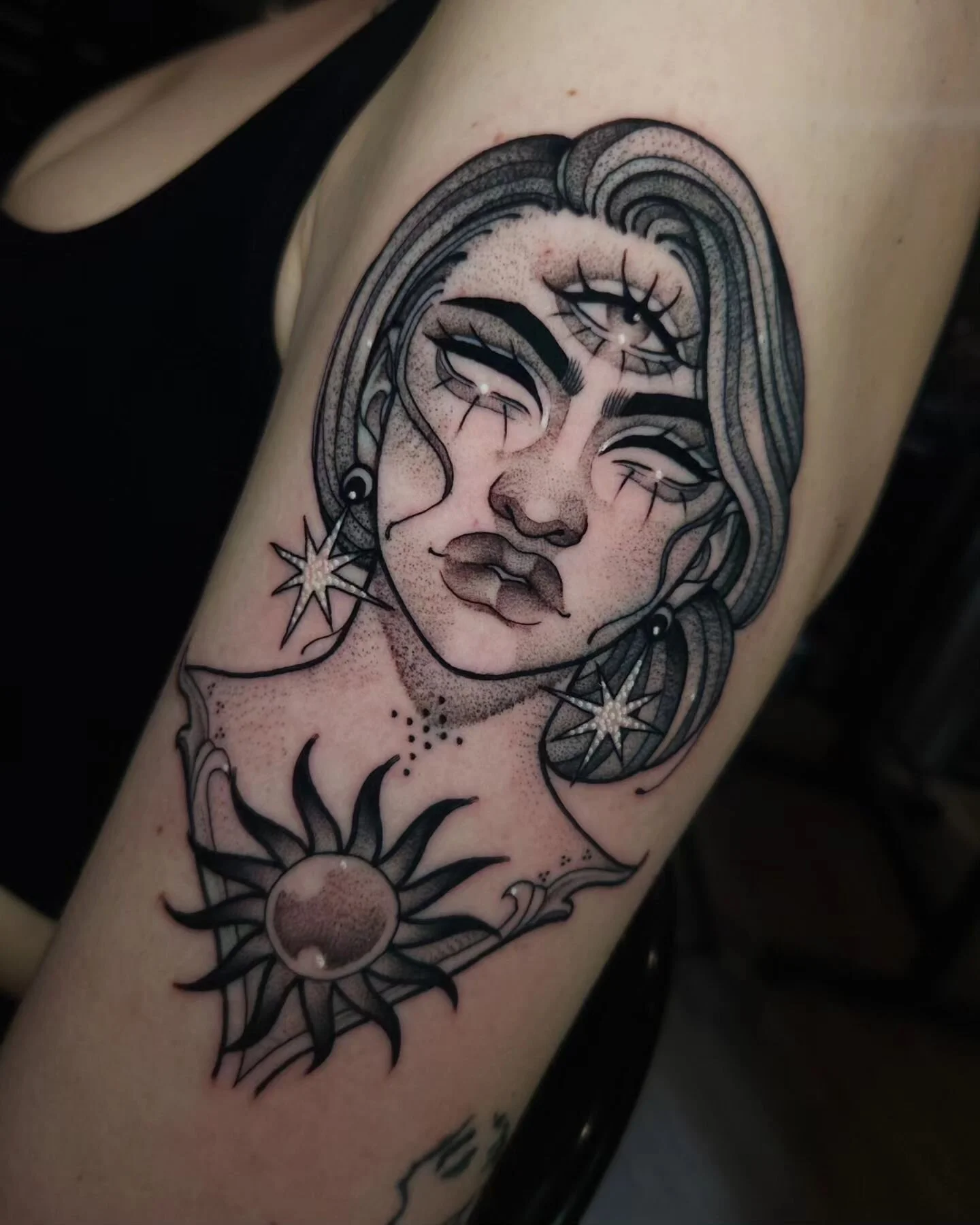 Lady Head for Olivia yesterday, as per usual, I loveeee tattooing lady heads! Thanks for the trust always. Thanks for looking ❤️❤️❤️🗡️⚔️
.
.
.
.
Book @ ilenagonzaleztattoo.com
.
.
.
#empireinks#musotoku#fkirons #creamtattoosupply #creamneedles #ohio