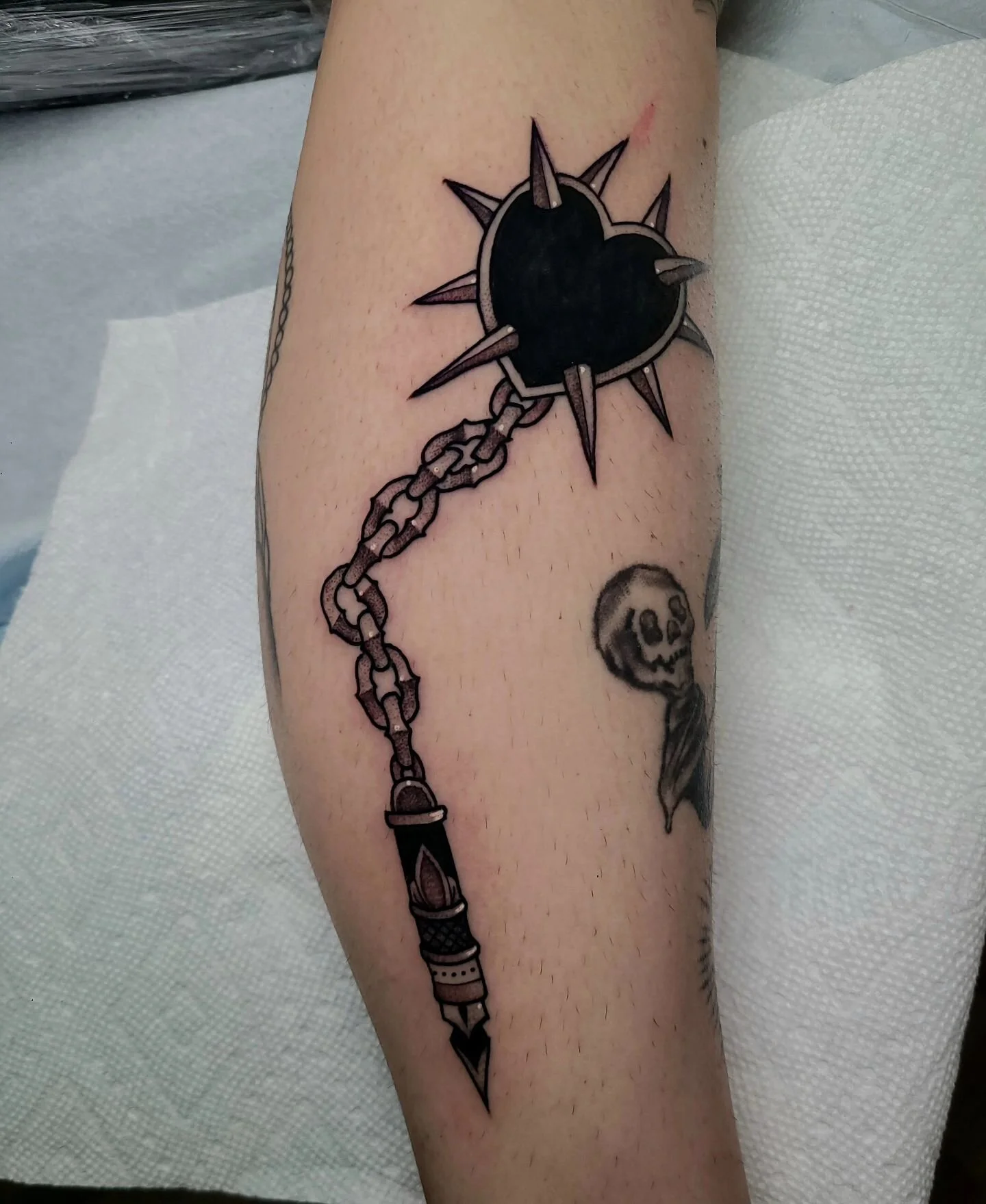 Heart shaped mase ball and chain done a few months ago ❤️⚔️🗡️ cute weapons are my absolute favorite thing to tattoo ❤️❤️❤️
.
.
.
Book @ ilenagonzaleztattoo.com
.
.
.
#empireinks#musotoku#fkirons #creamtattoosupply #creamneedles #ohiotattooers#female