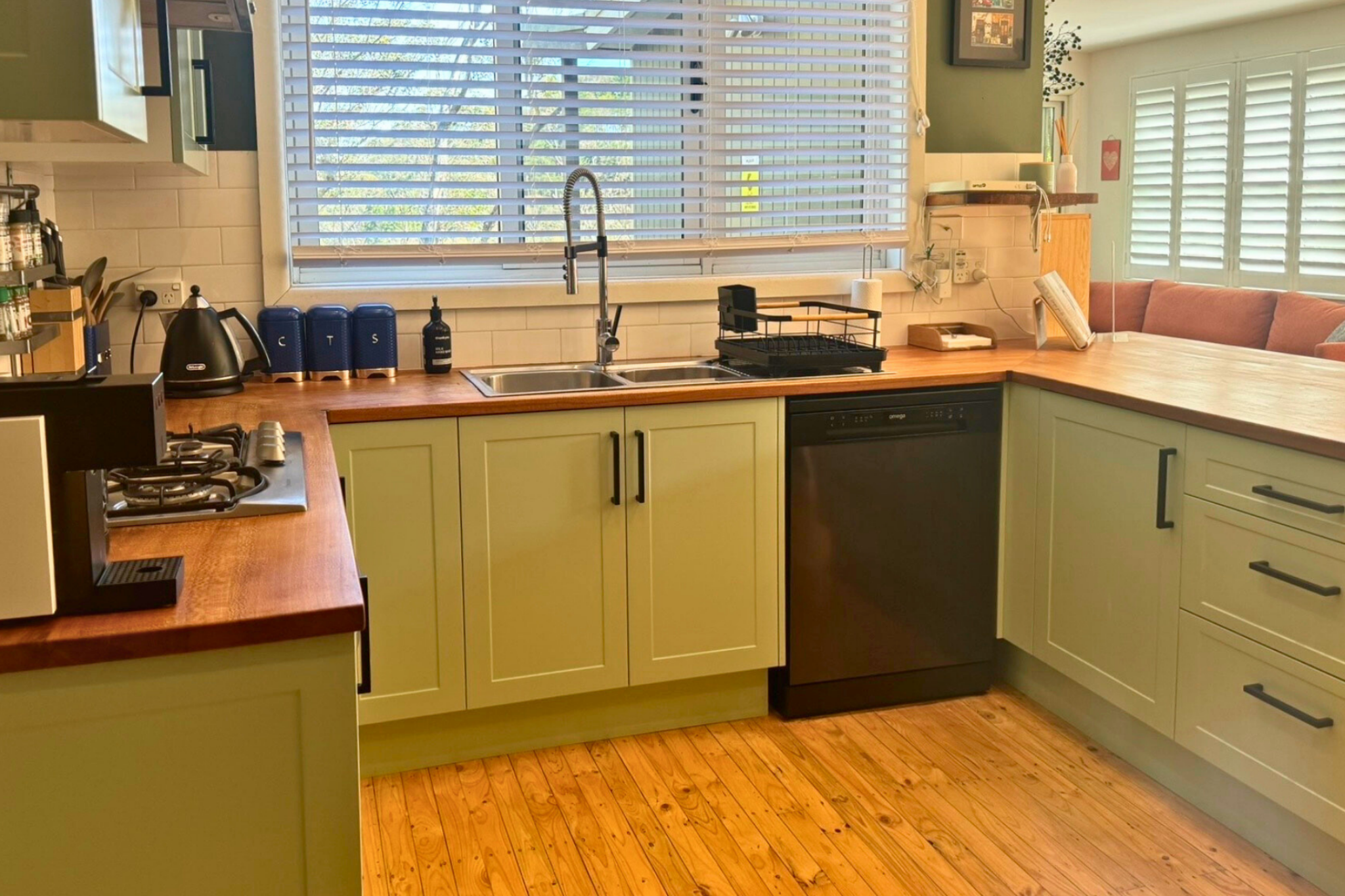 Fully equipped kitchen at Katoomba holiday cottage with gas cooktop, dishwasher, double sink and timber benchtops.