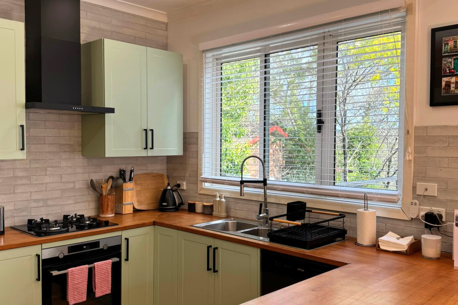 Fully equipped kitchen in this Blue Mountains accommodation with breakfast bar, gas cooktop, dishwasher and coffee machine.