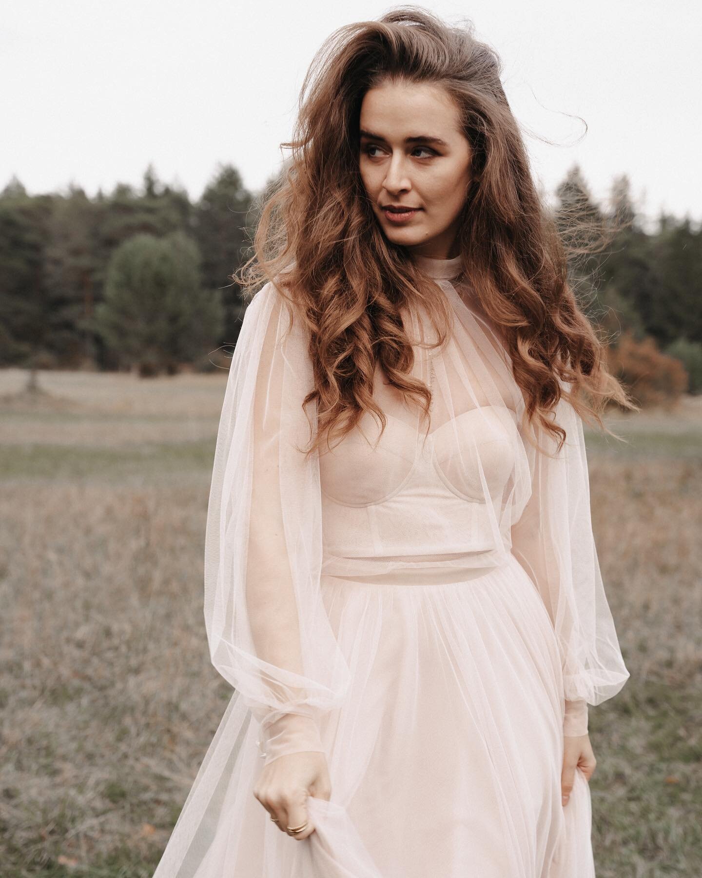 beauty 🤍✨

Fotografie: @amore_fotografie 
Styling: @be.autyful.hairmakeup 
Dress: @diebrautfluesterin_brautmode 
Model: @christina.kli 
Papeterie: @naleemi_ 

#portrait #shooting #destinationwedding #bride #styleshoot #elopement #weddingphotography 