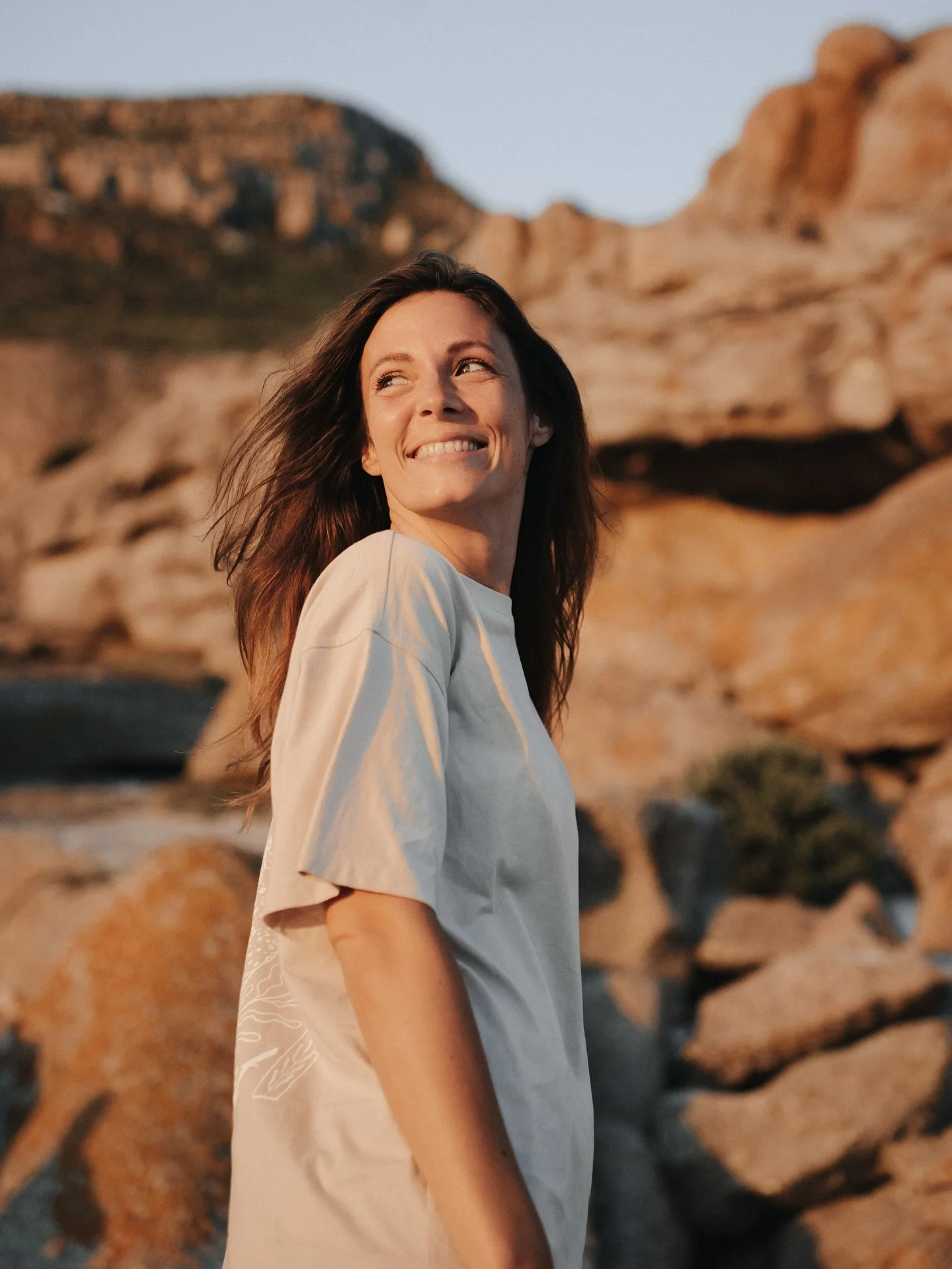 oh Kapstadt 🥹✨🤍. Die Reise f&uuml;hlt sich an wie ein Traum. Ich hatte das sch&ouml;nste Shooting mit @lauramalinaseiler und die besonderste Zeit mit Freunden. Bin einfach so dankbar f&uuml;r dieses wundersch&ouml;ne Leben 🥹. 

Und mir wurde wiede