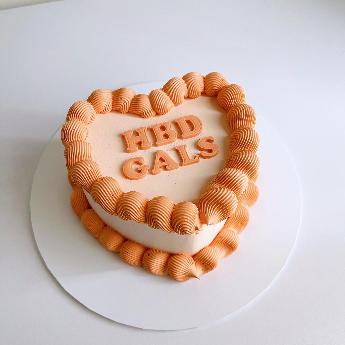 Loving all the retro cake orders at the moment 🧡