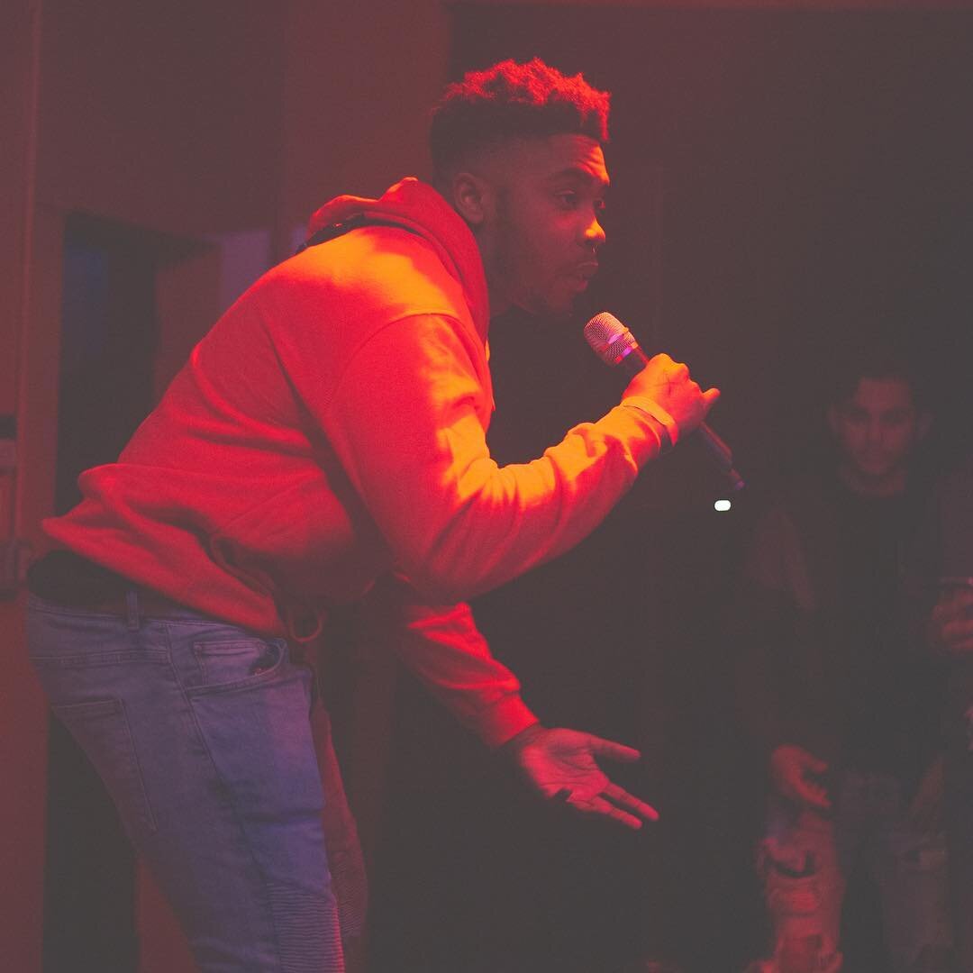 Put the 🎤 in my hand and you kno ima show out.
&bull;
&bull;
&bull;
&bull;
#rapshow #northhollywood #unsignedrapper #newrapalbum #louderthanwords #larap #rapculture #rapconcert #nolabel #newrapper #newrapmusic