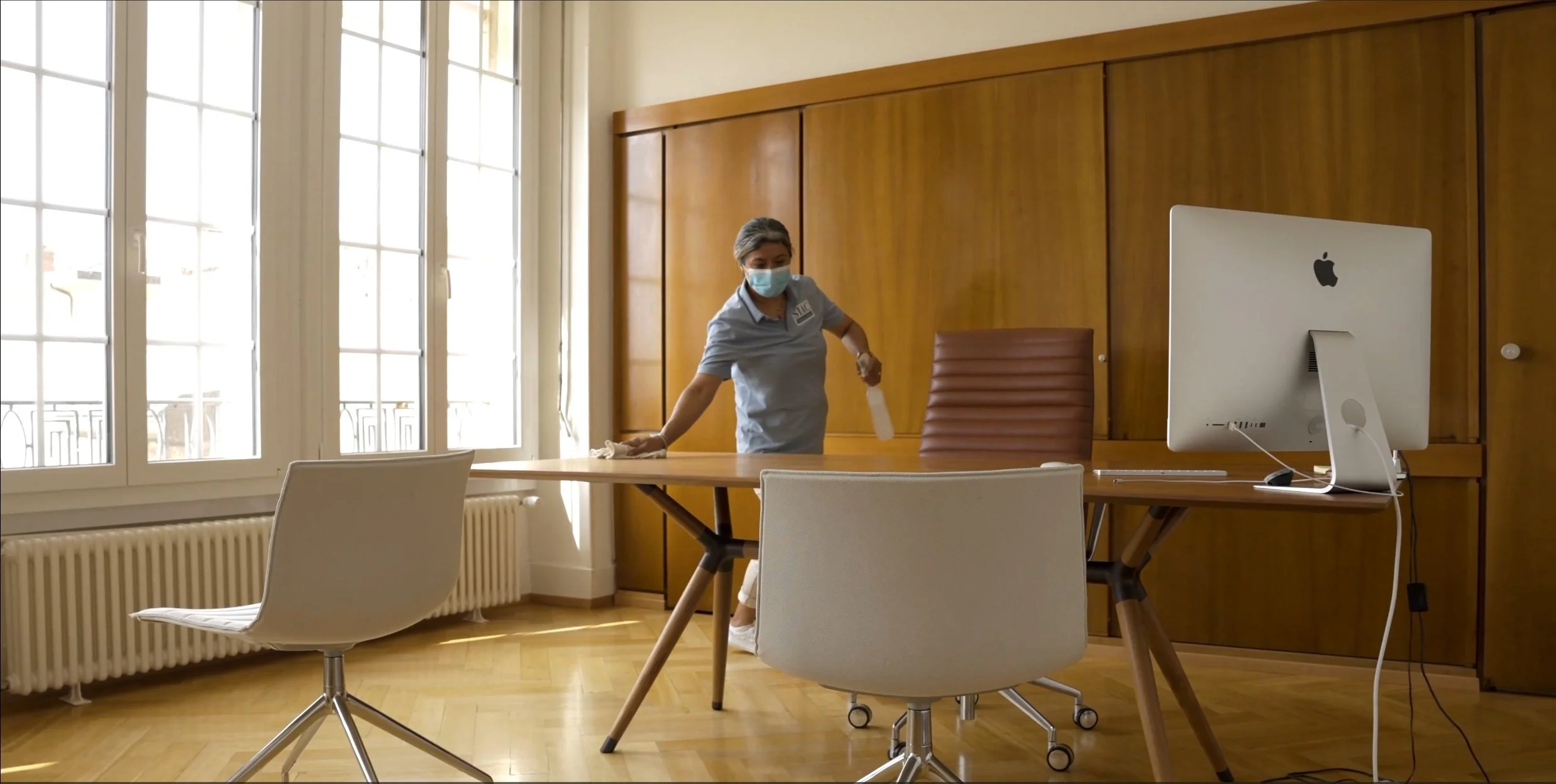Assistance de nettoyage entrain de nettoyer un bureau de standing