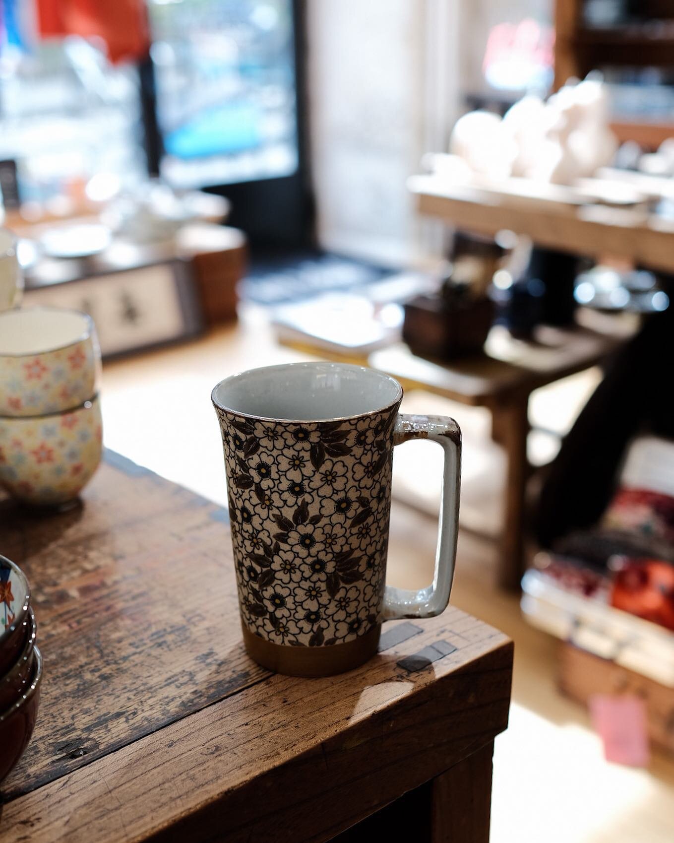 Our best seller, we have nice collection of Japanese mug.
.
#supplier #b2b #fournisseur #distibuteur #factory #direct #ceramics #porcelain #artdelatable #vaisselle #japonais #collection #mug #japanesemugs #homeware #tableware #yugenlab #trade