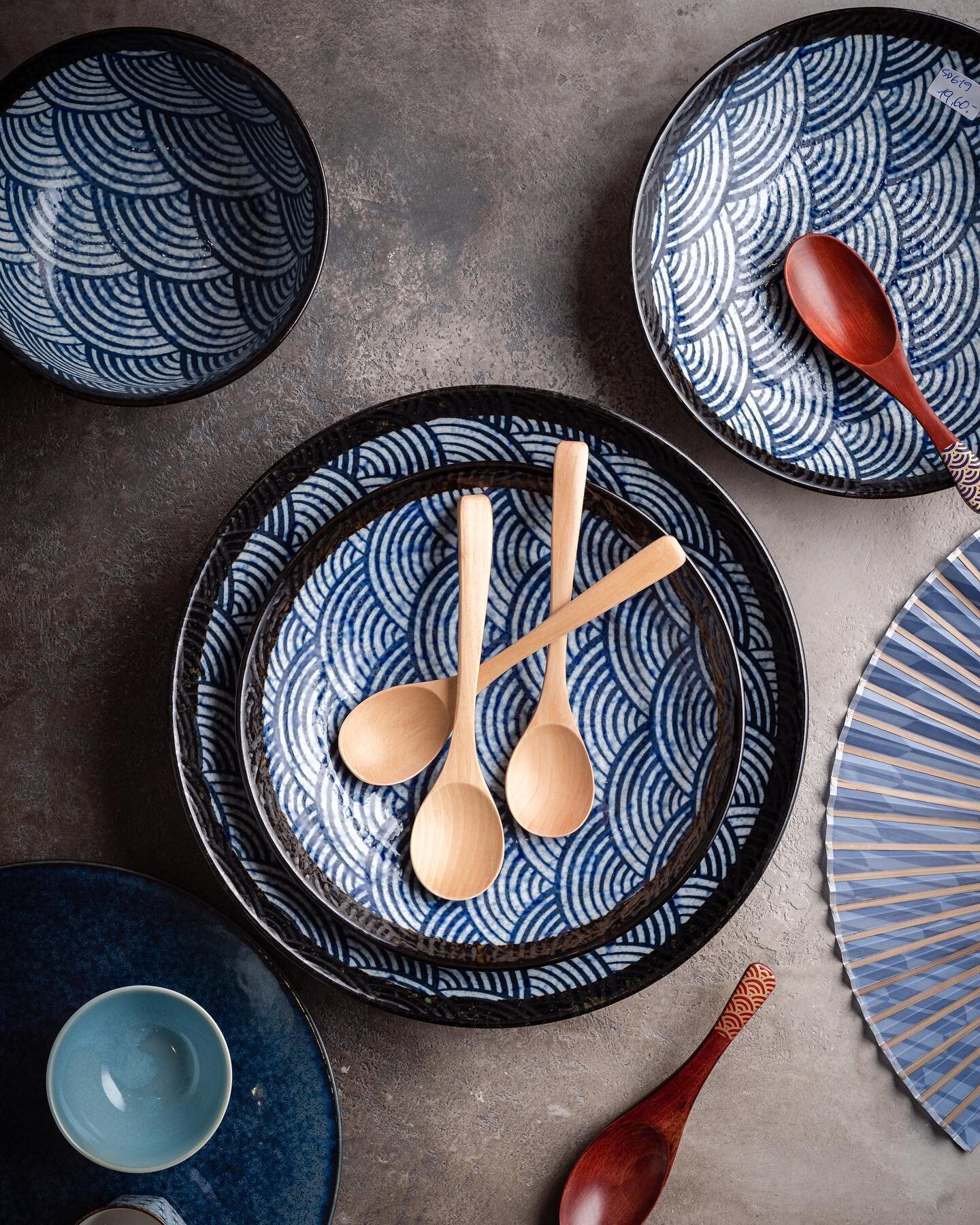 Retrouvez la collection nami, les
vagues japonaise.
.
#vague #japon #nami #plate #assiette #fournisseur #bordeaux #paris #decoration #porcelaine #ceramics
#ceramique #traditional #traditionel #maison #design #professional #online #boutique #decoratio