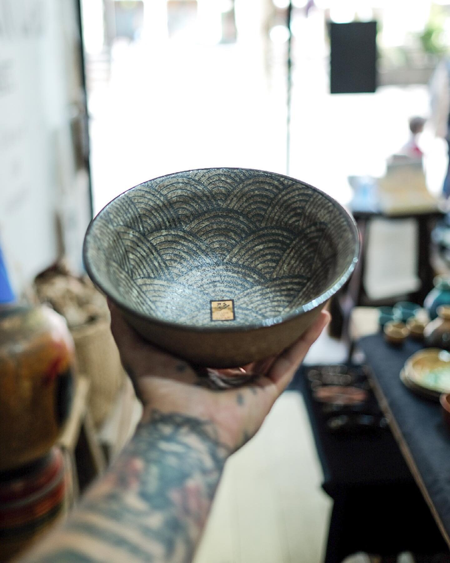 Sopha diffusion est fier de vous proposer ce magnifique bol. Son aspect brut en fait un objet tendance que vous prendrez plaisir &agrave; montrer sur votre table.
.
#design #supplier #japanese #factory #B2B #artisanat #craft #pattern #professional #i