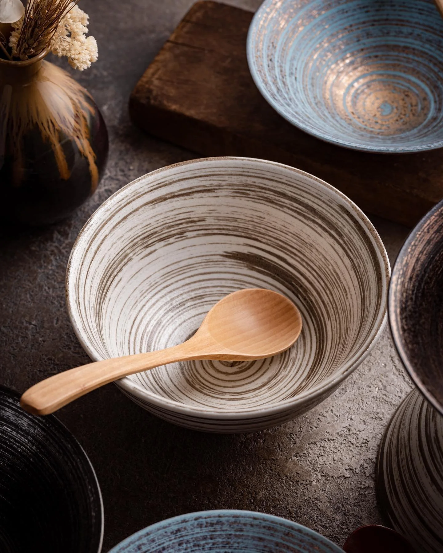 D&eacute;tails d&rsquo;un bol en c&eacute;ramique japonaise.
.
#b2b #japonais #dor&eacute; #bols #ceramique #porcelaine #cuillere #bois #yugenlab #japon #japanese #home #decoration #interiordesign #inspiration #yummy