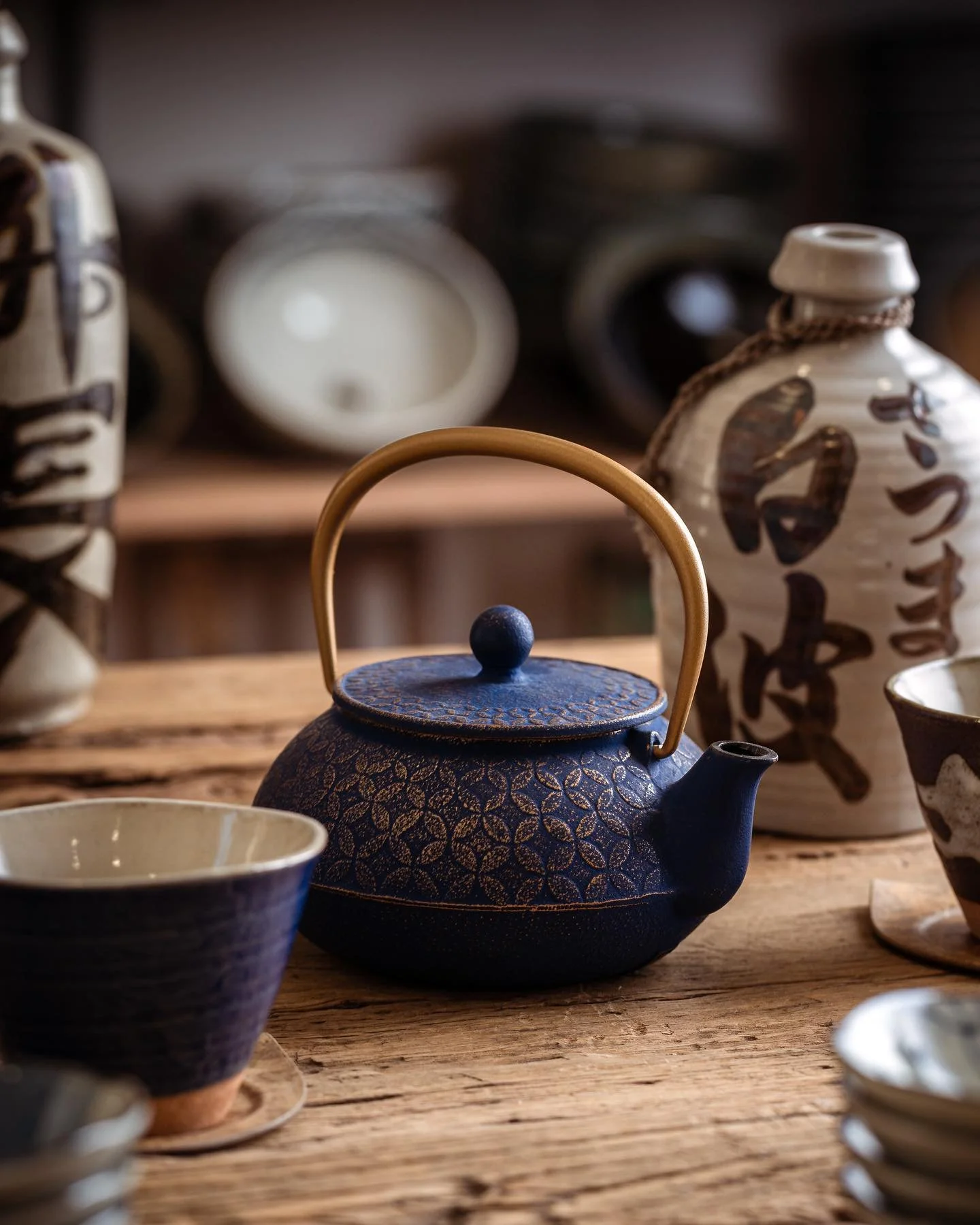 Th&eacute;i&egrave;re en fonte de fabrication japonaise.
.

#vaisselle #artisanat #craft #supplier #usine #kitchenware #tea #porcelaine #homeware #home #design #wholesaler #professional #tableware #factory #artdelatable #maison #interior #teacup #aut